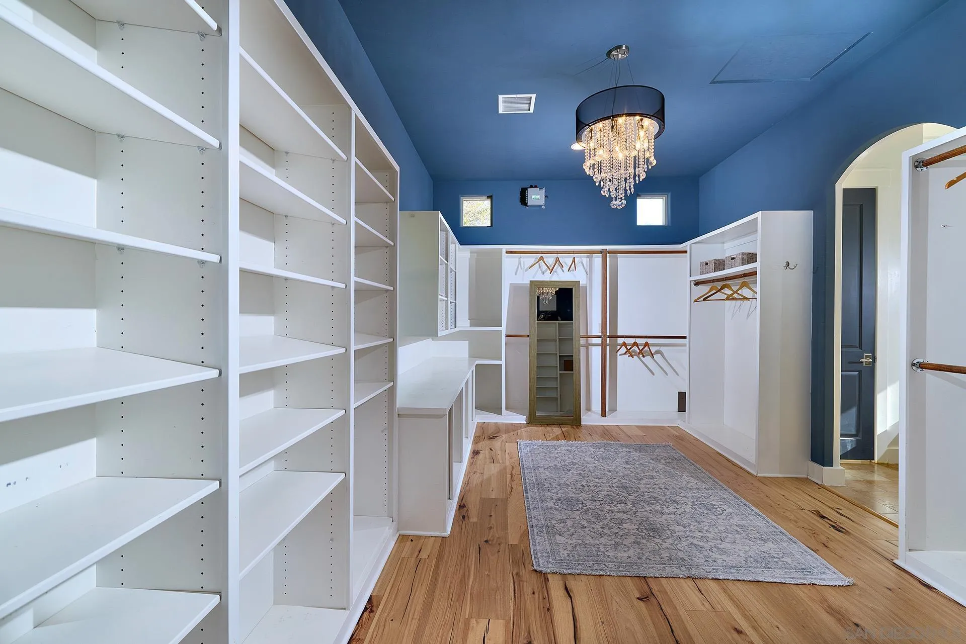 https://cdn.realtyfeed.com/cdn/127/260014977/18890e9f2c43de24bde4391fa8fc2539.webp