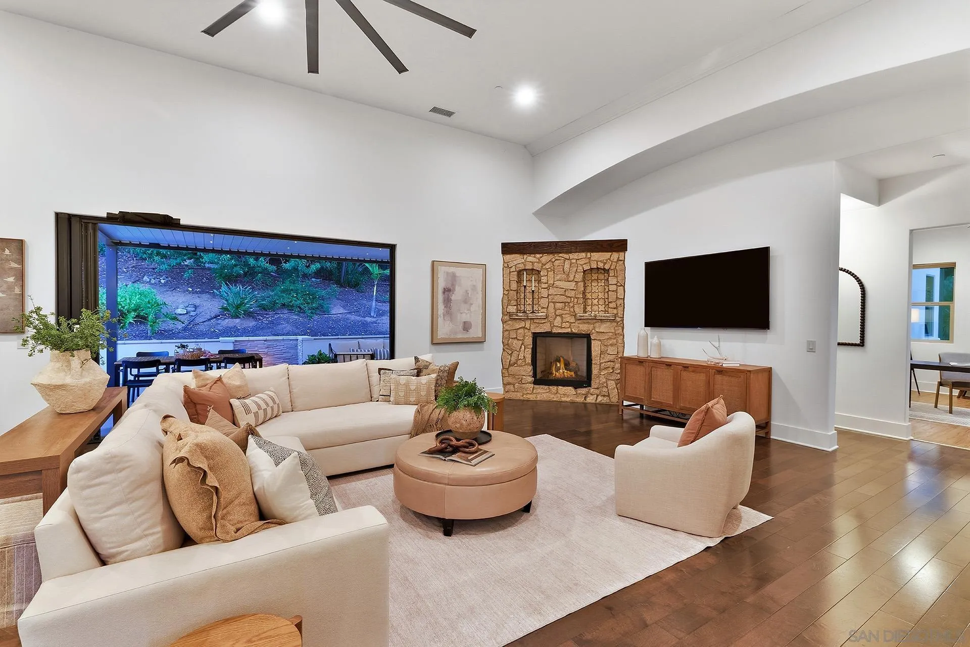 https://cdn.realtyfeed.com/cdn/127/260014977/60cf0a77ab5aca91c2e36fffe479c825.webp