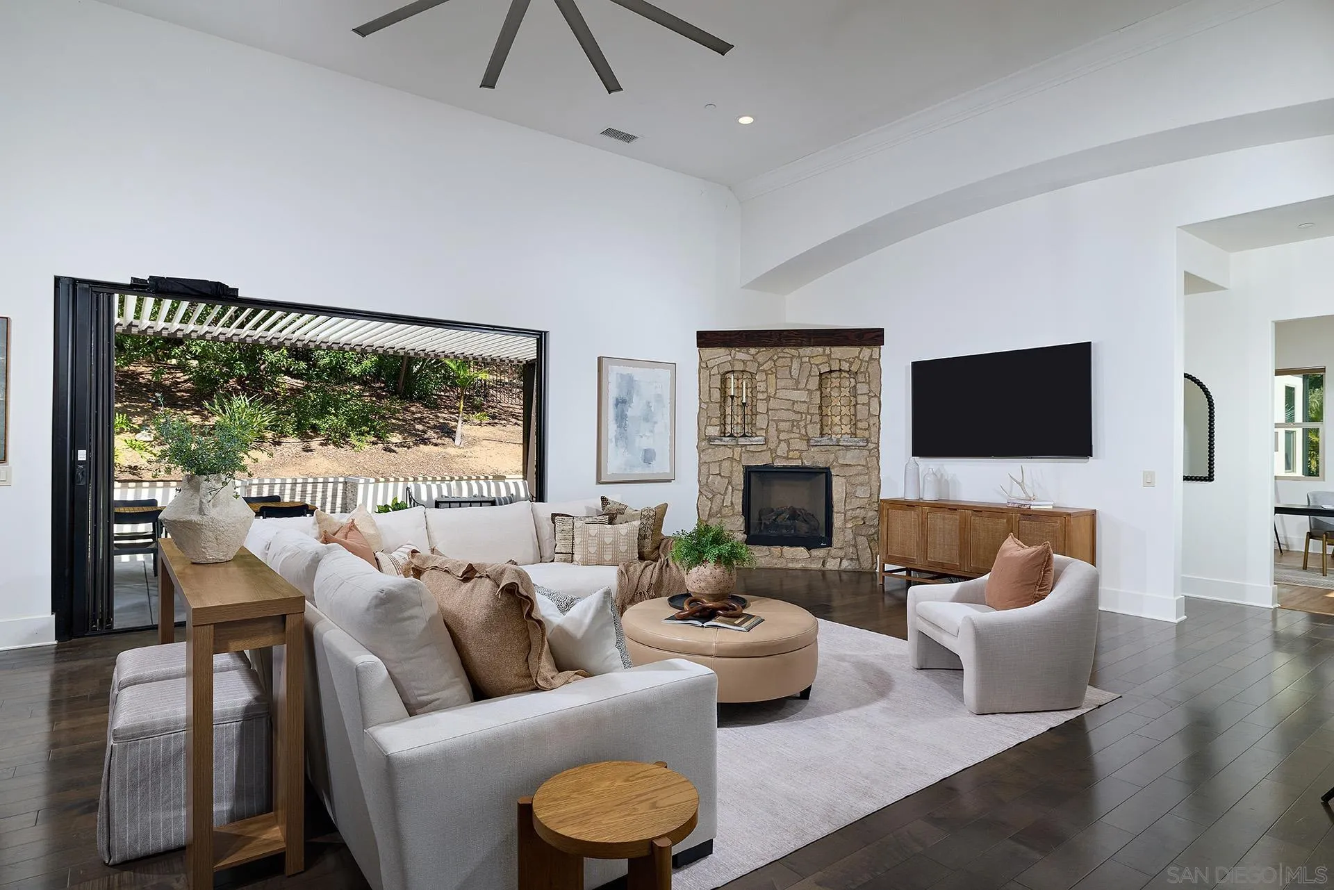 https://cdn.realtyfeed.com/cdn/127/260014977/7257b2ad735832a1f4eeef4e32c5889d.webp