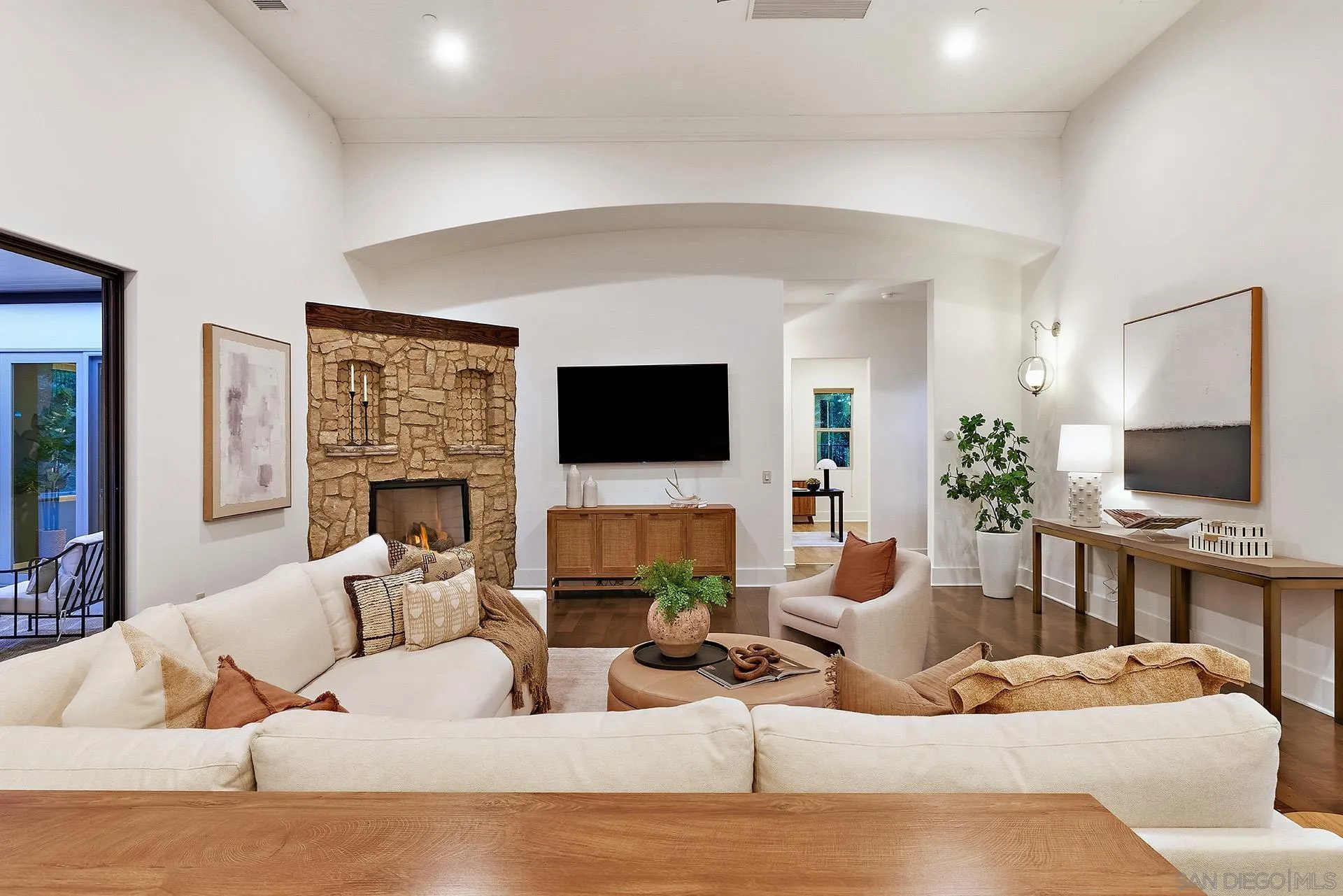 https://cdn.realtyfeed.com/cdn/127/260014977/9cfec2e097f774dbb2c67bb7582f7a2e.webp