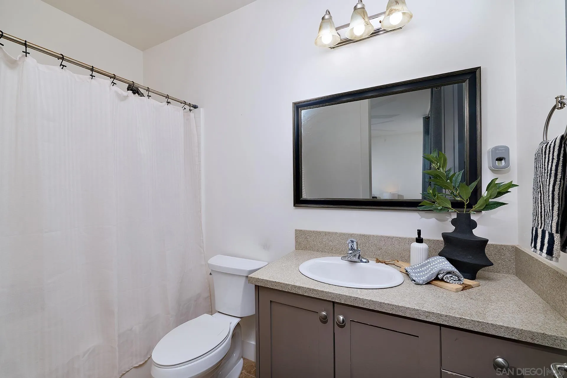 https://cdn.realtyfeed.com/cdn/127/260014977/c42f3993fc71ddb87ca2f1413ba8f62a.webp
