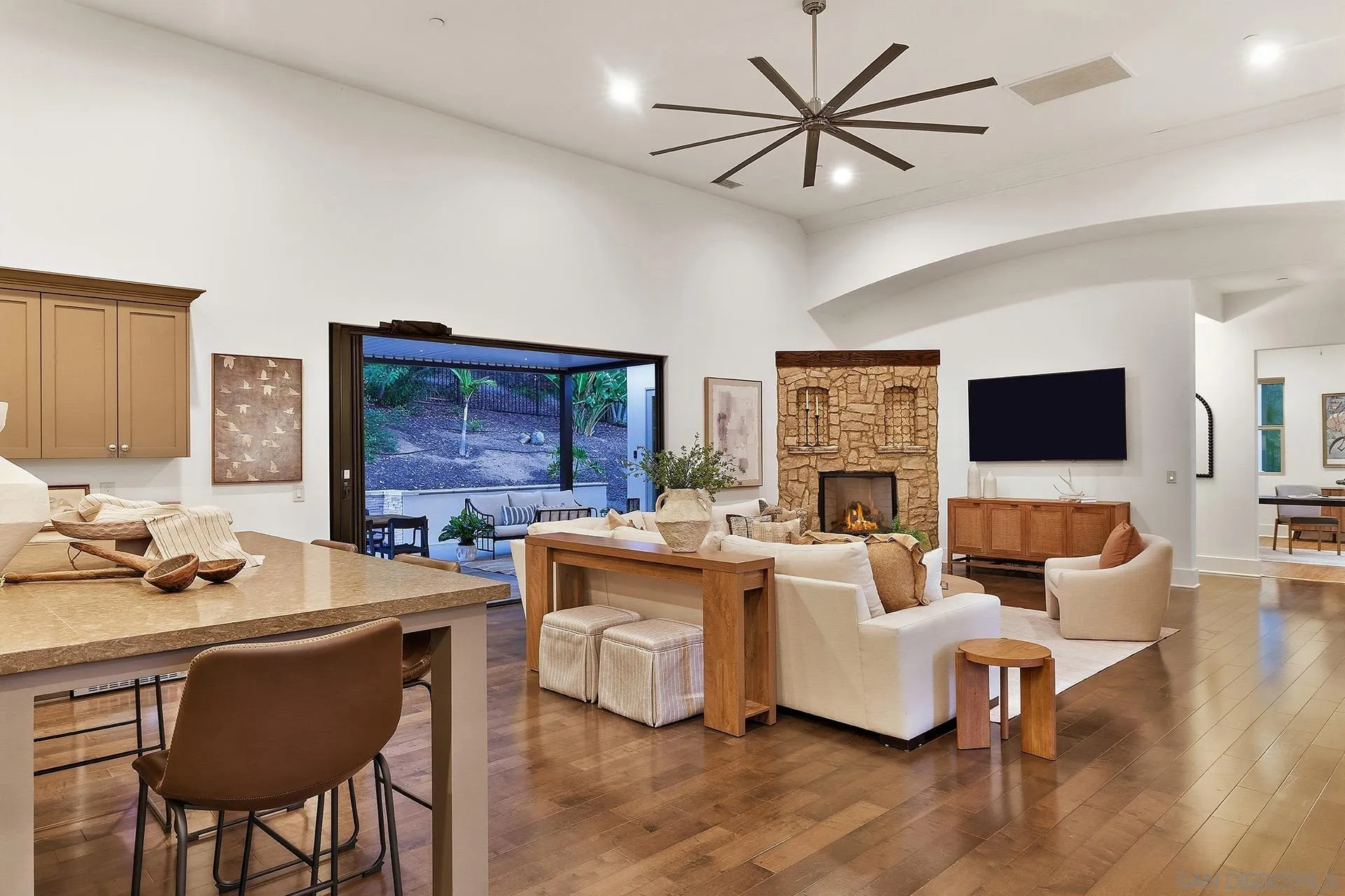 https://cdn.realtyfeed.com/cdn/127/260014977/fdabe400a3f0d07f1f3e0856bc861fde.webp