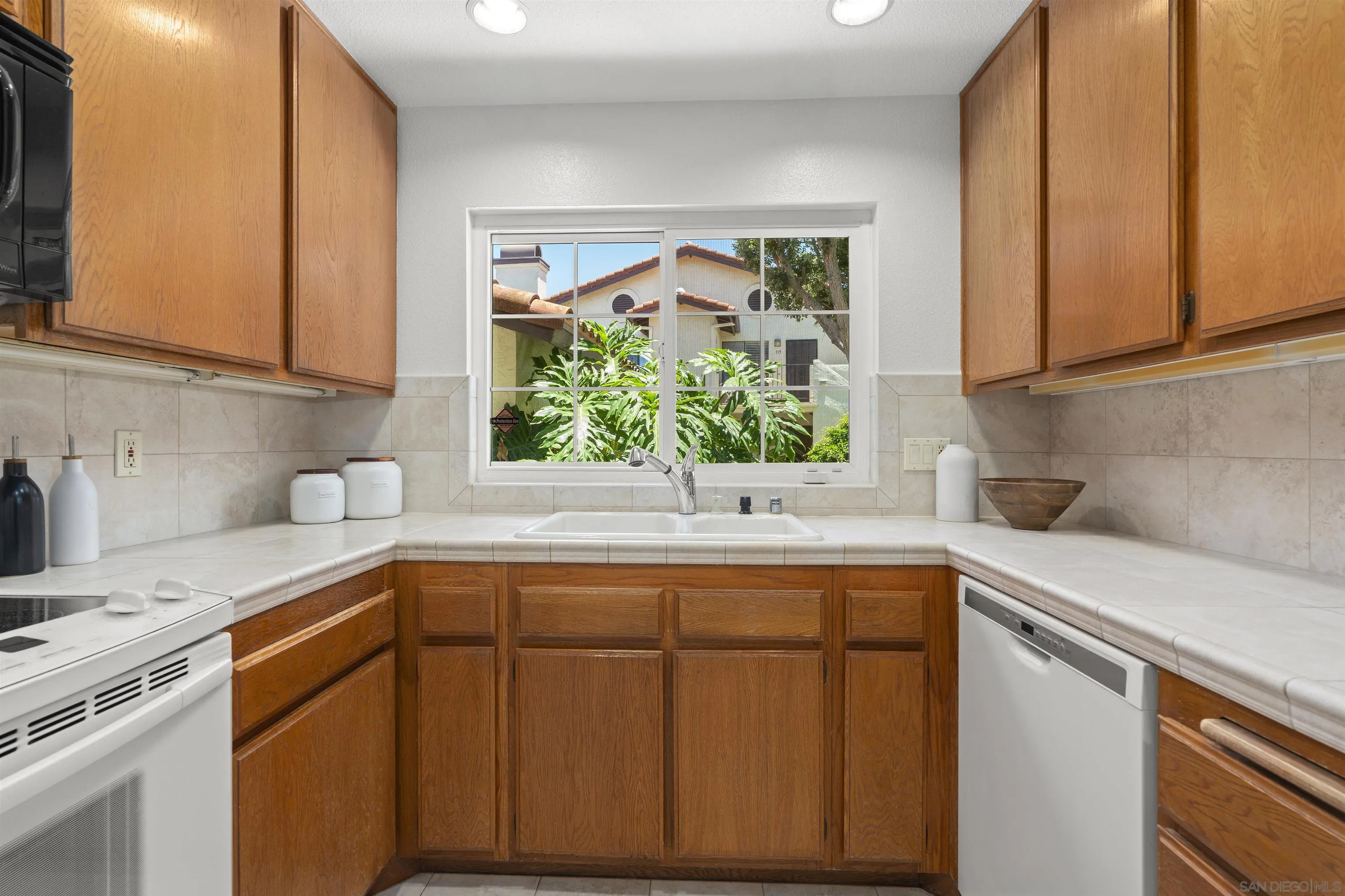 https://cdn.realtyfeed.com/cdn/127/260014980/bea9b83b579122738b352e31fea0b852.webp