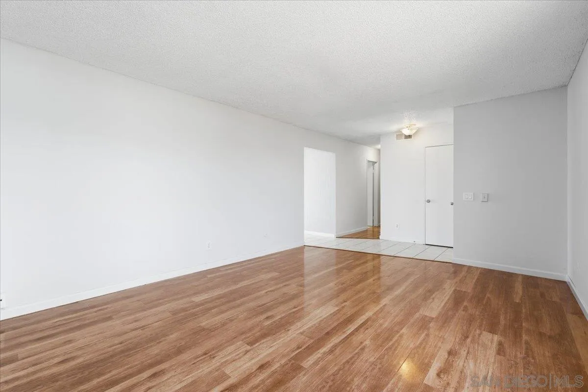 https://cdn.realtyfeed.com/cdn/127/260014983/d8900d7c30ff58f261b6fbfb9afe971d.webp