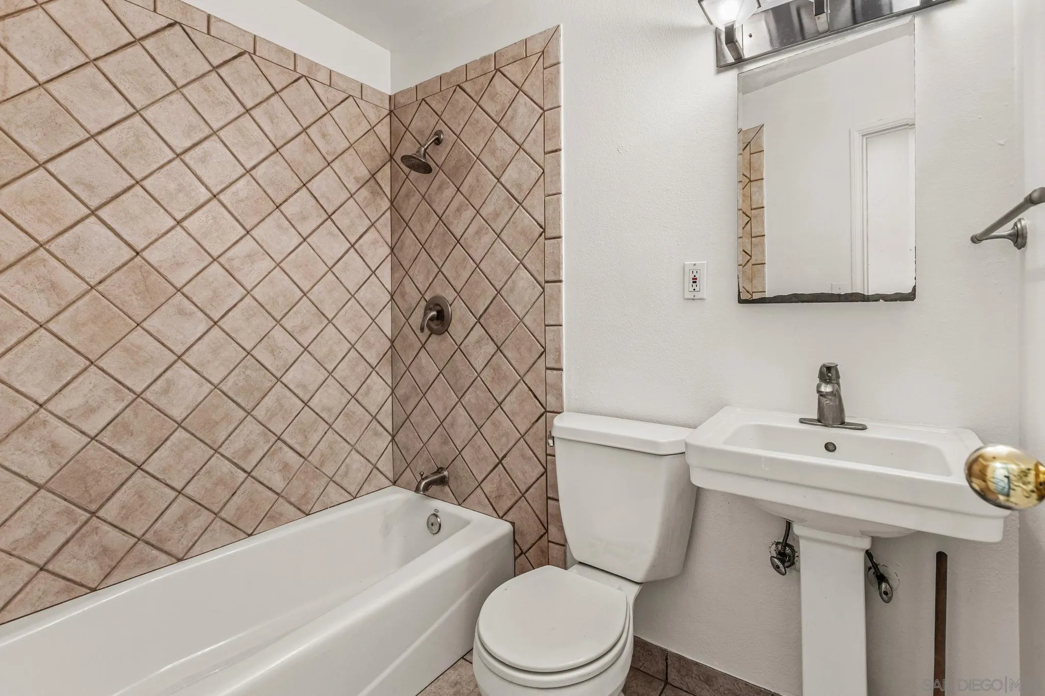 https://cdn.realtyfeed.com/cdn/127/260014989/6ef737d6e88d554405912792e3f47c0e.webp