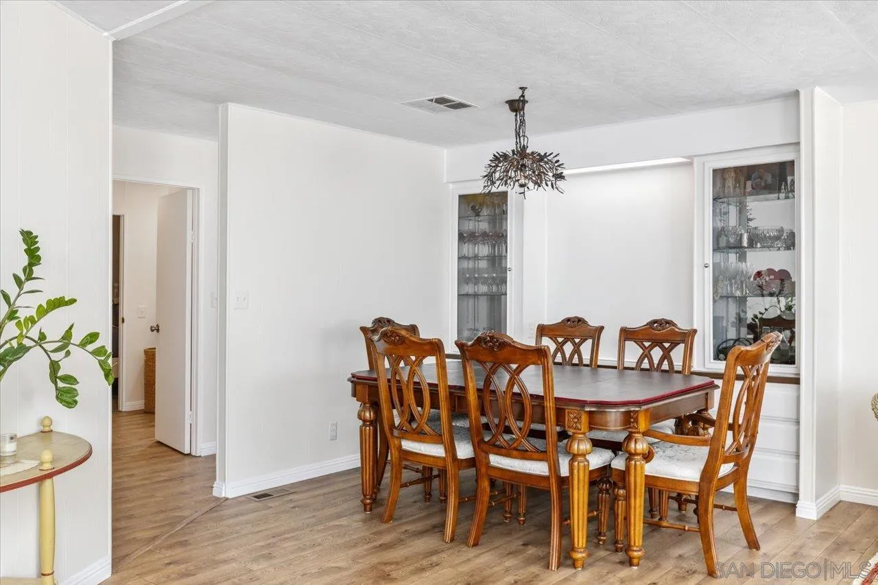 https://cdn.realtyfeed.com/cdn/127/2600150/1cde5ff7feb19f1158cb9f4abd15aa53.webp