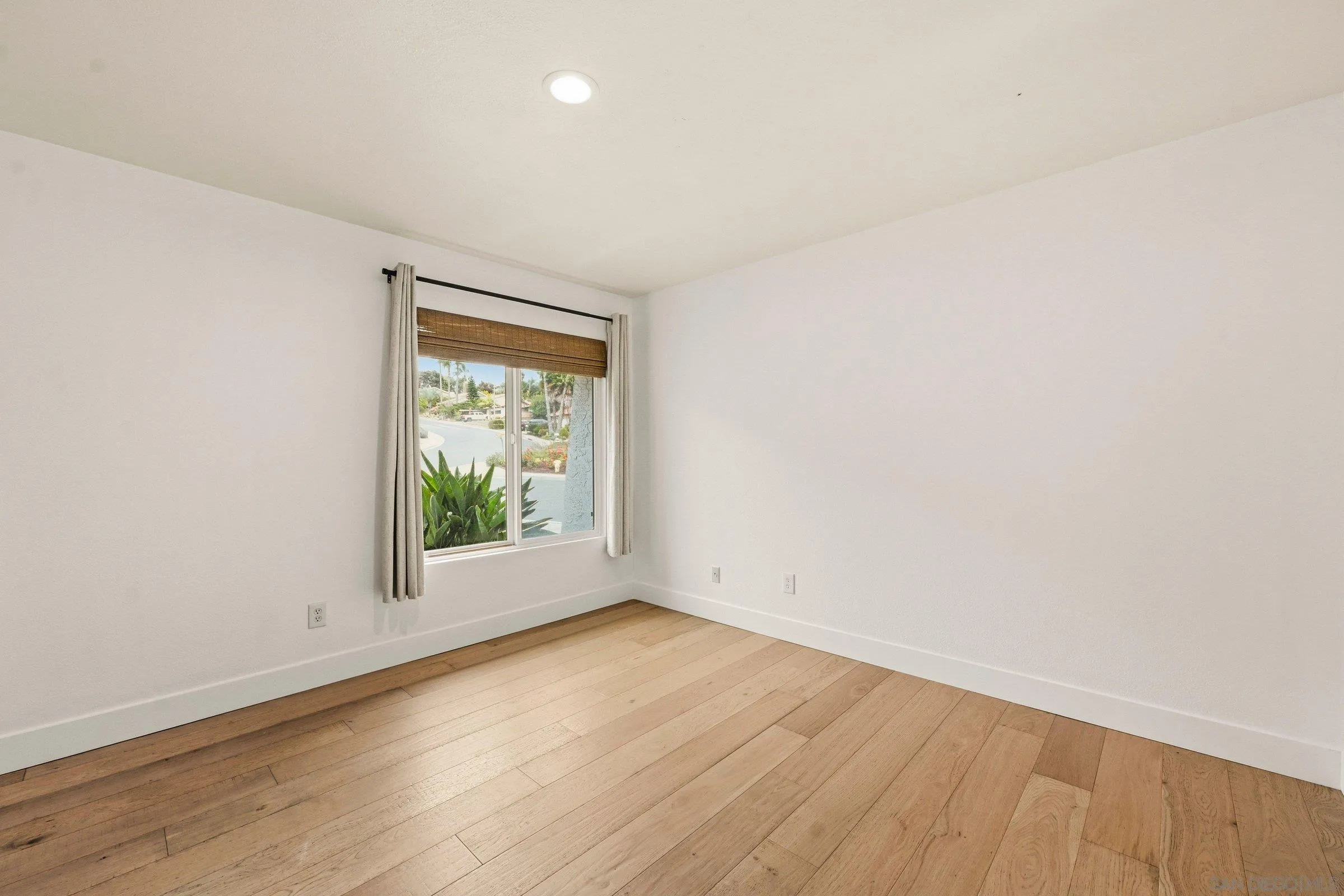 https://cdn.realtyfeed.com/cdn/127/260015001/04f498c72300491d6755bc6790fcc50d.webp