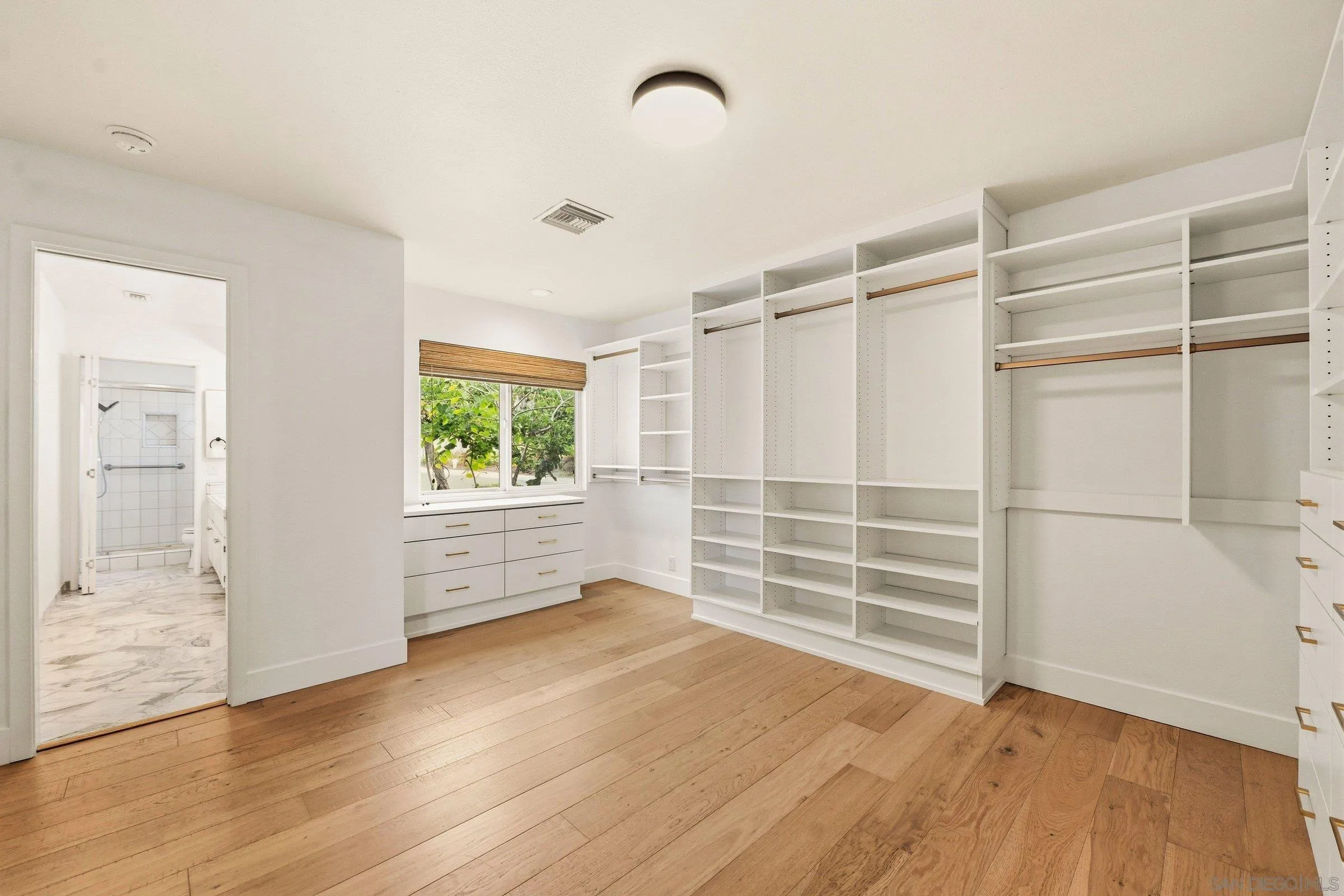 https://cdn.realtyfeed.com/cdn/127/260015001/4cb3bb6ff3df7280e7e315bd9b71a06d.webp