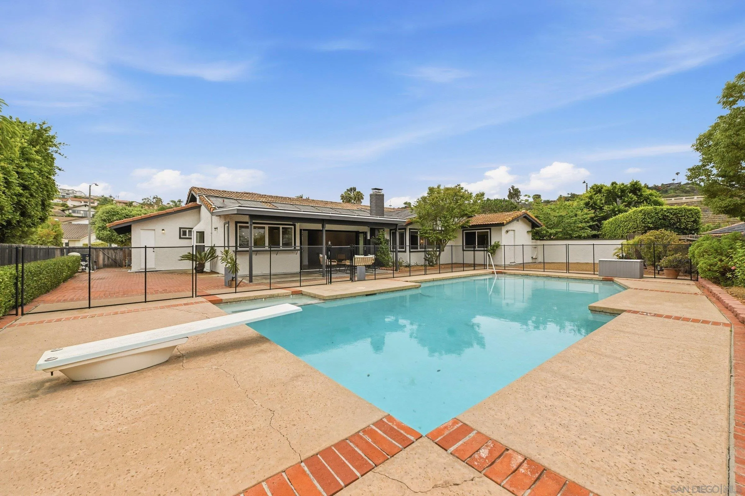https://cdn.realtyfeed.com/cdn/127/260015001/f9f8a07424fc7bb7e56f88285c6942d0.webp