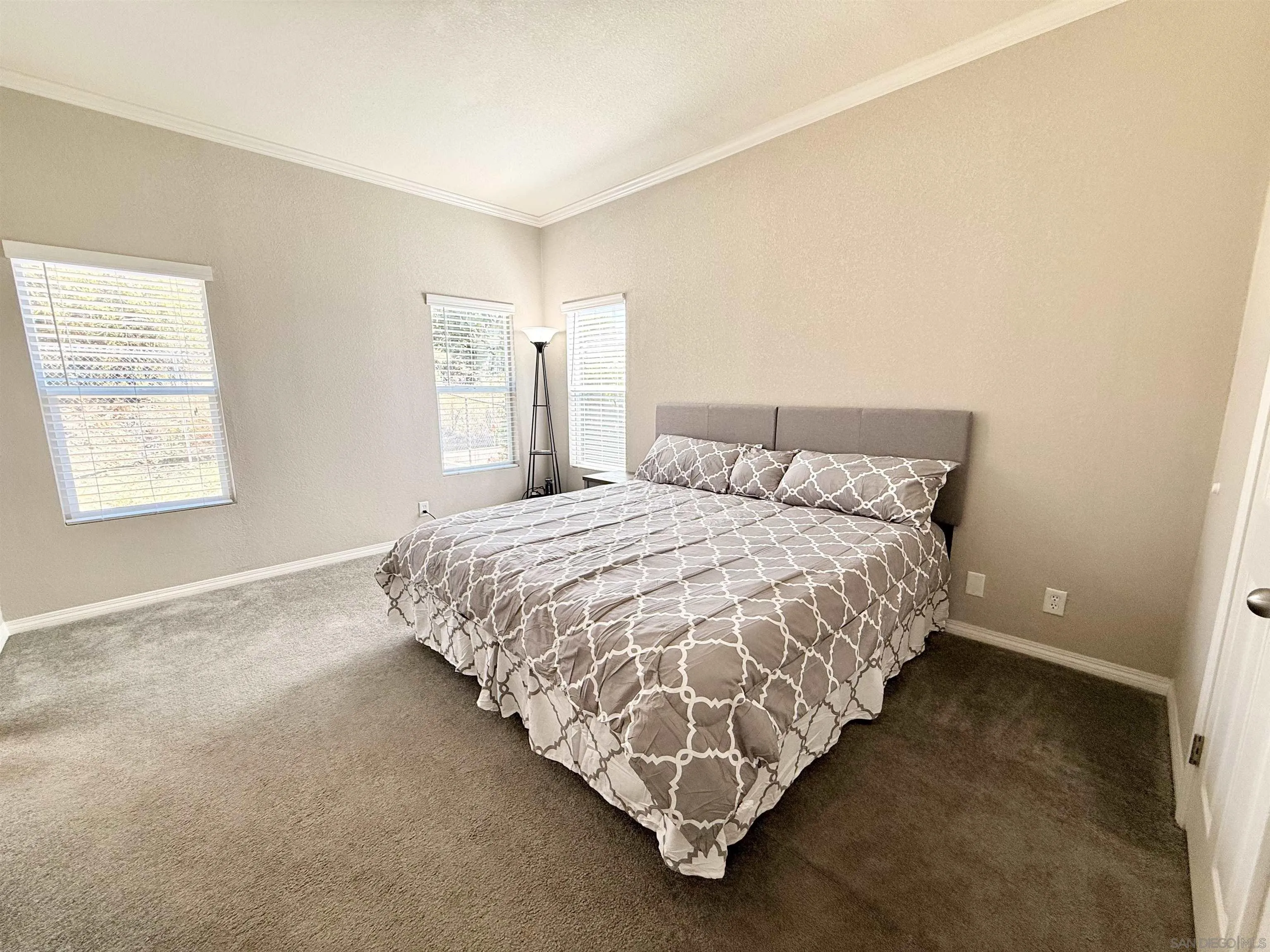 https://cdn.realtyfeed.com/cdn/127/260015013/036dbef281d64ff78a5c5440354ec4b4.webp