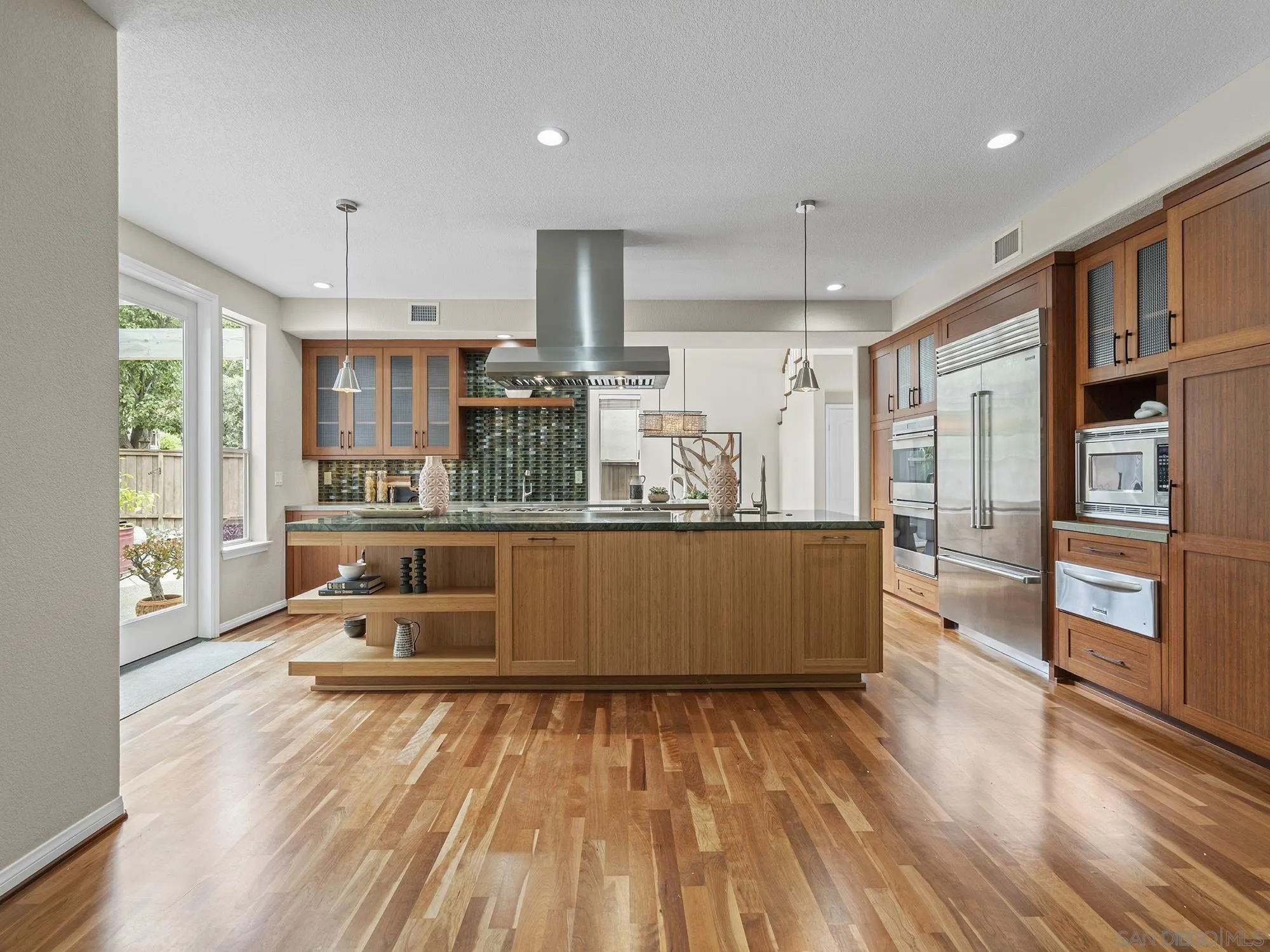 https://cdn.realtyfeed.com/cdn/127/260015016/2f69514eb23c545870de47abbe1f5993.webp