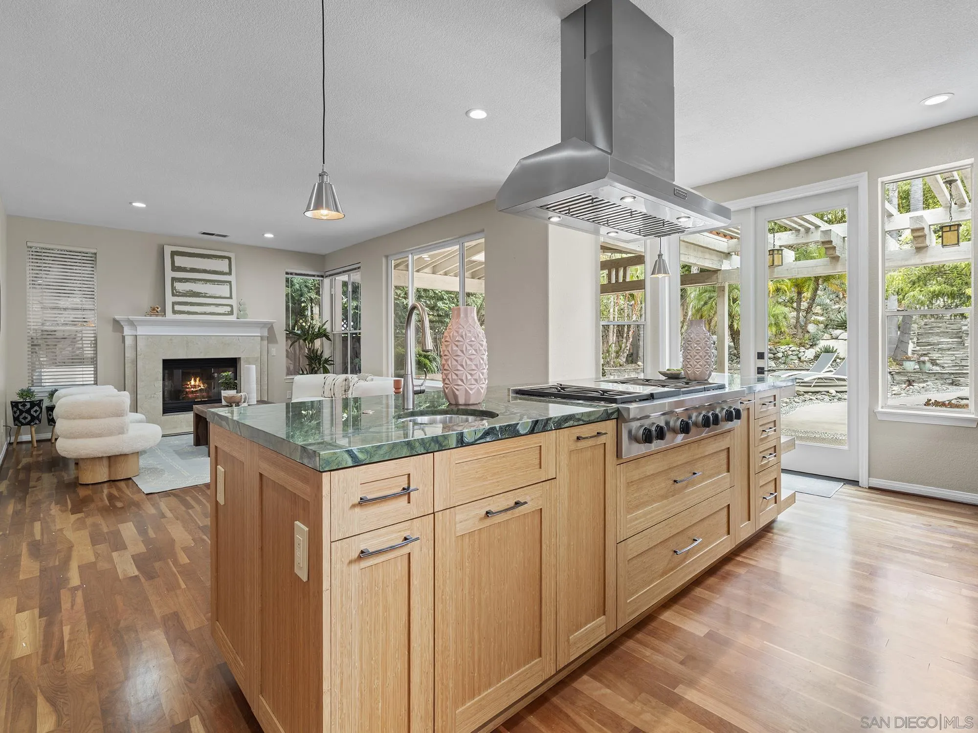 https://cdn.realtyfeed.com/cdn/127/260015016/51c5afd5deb45acdd865ce7283639887.webp