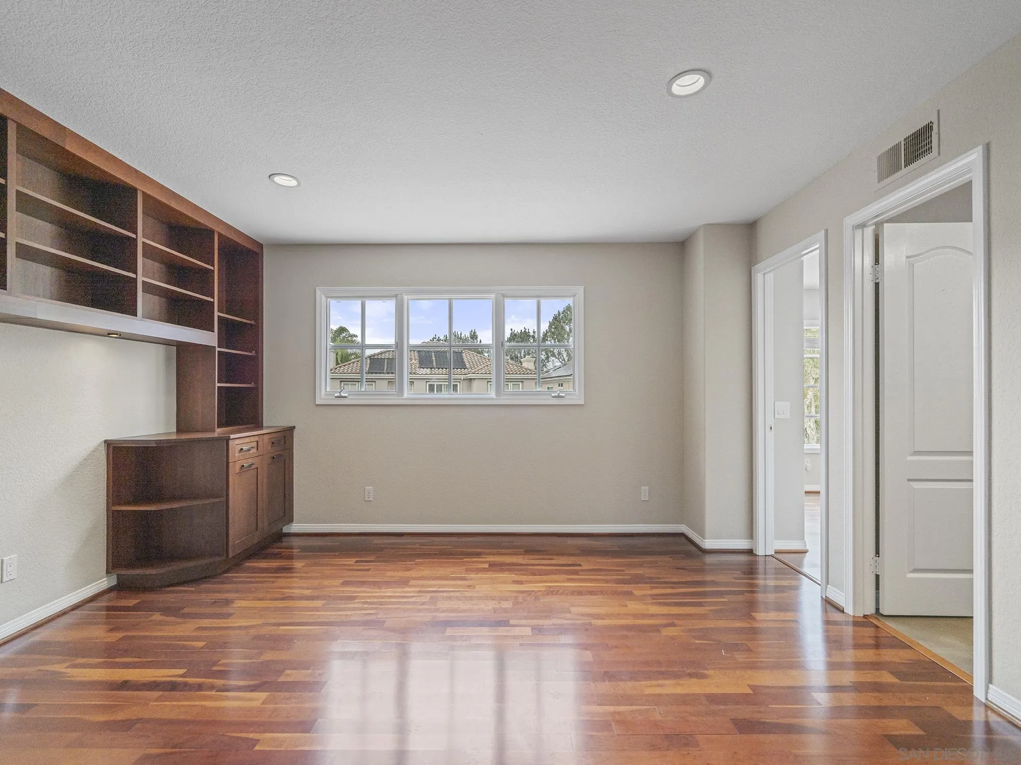 https://cdn.realtyfeed.com/cdn/127/260015016/a9ad2eb022b763334958237e81c69ca2.webp