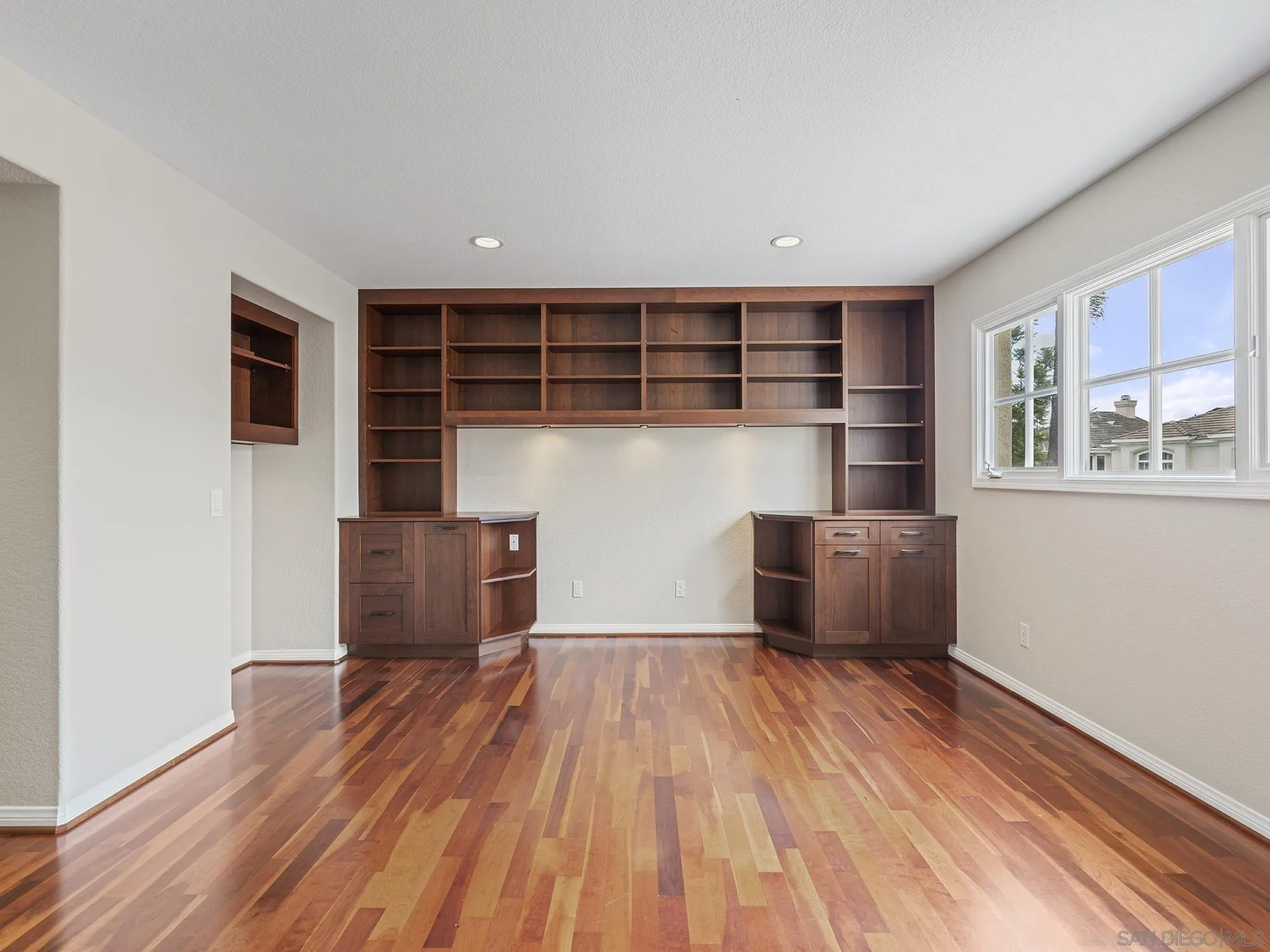 https://cdn.realtyfeed.com/cdn/127/260015016/cf1038f097a2610a39a68b04f4d4761e.webp