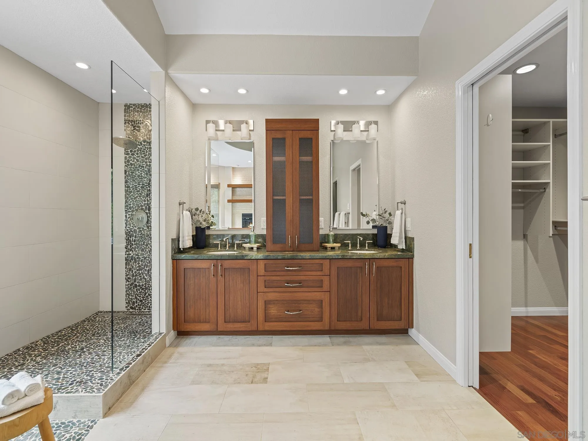 https://cdn.realtyfeed.com/cdn/127/260015016/f34ead1169701da03a1b14a7c425ecb2.webp