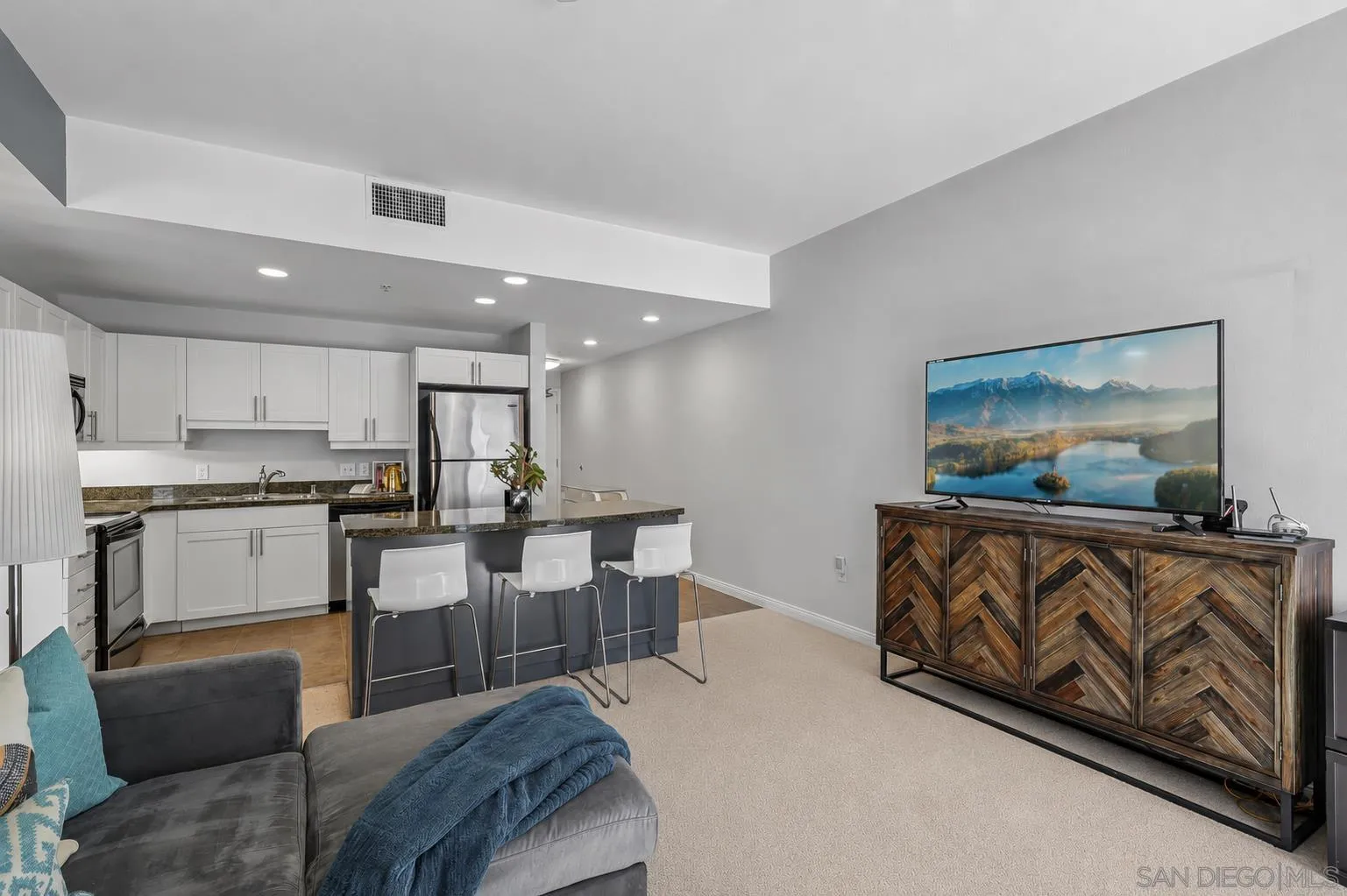 https://cdn.realtyfeed.com/cdn/127/260015022/65fdd97edb4fc00d0601bd9f801bd6c3.webp