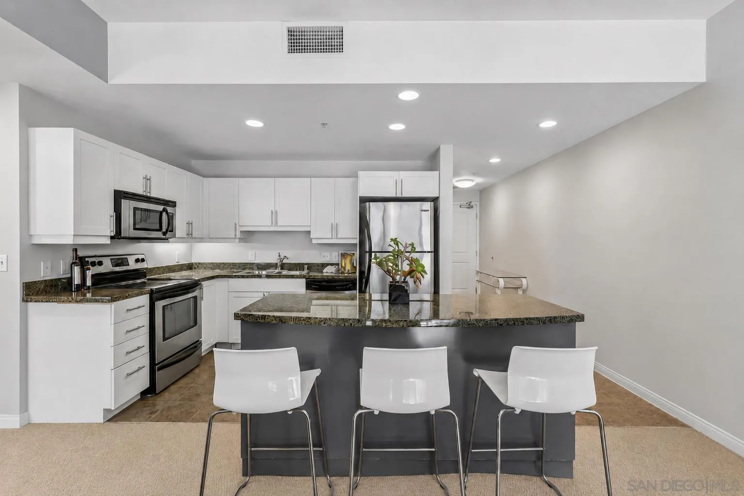 https://cdn.realtyfeed.com/cdn/127/260015022/81adb676da80b48e697158ce9a4a3896.webp