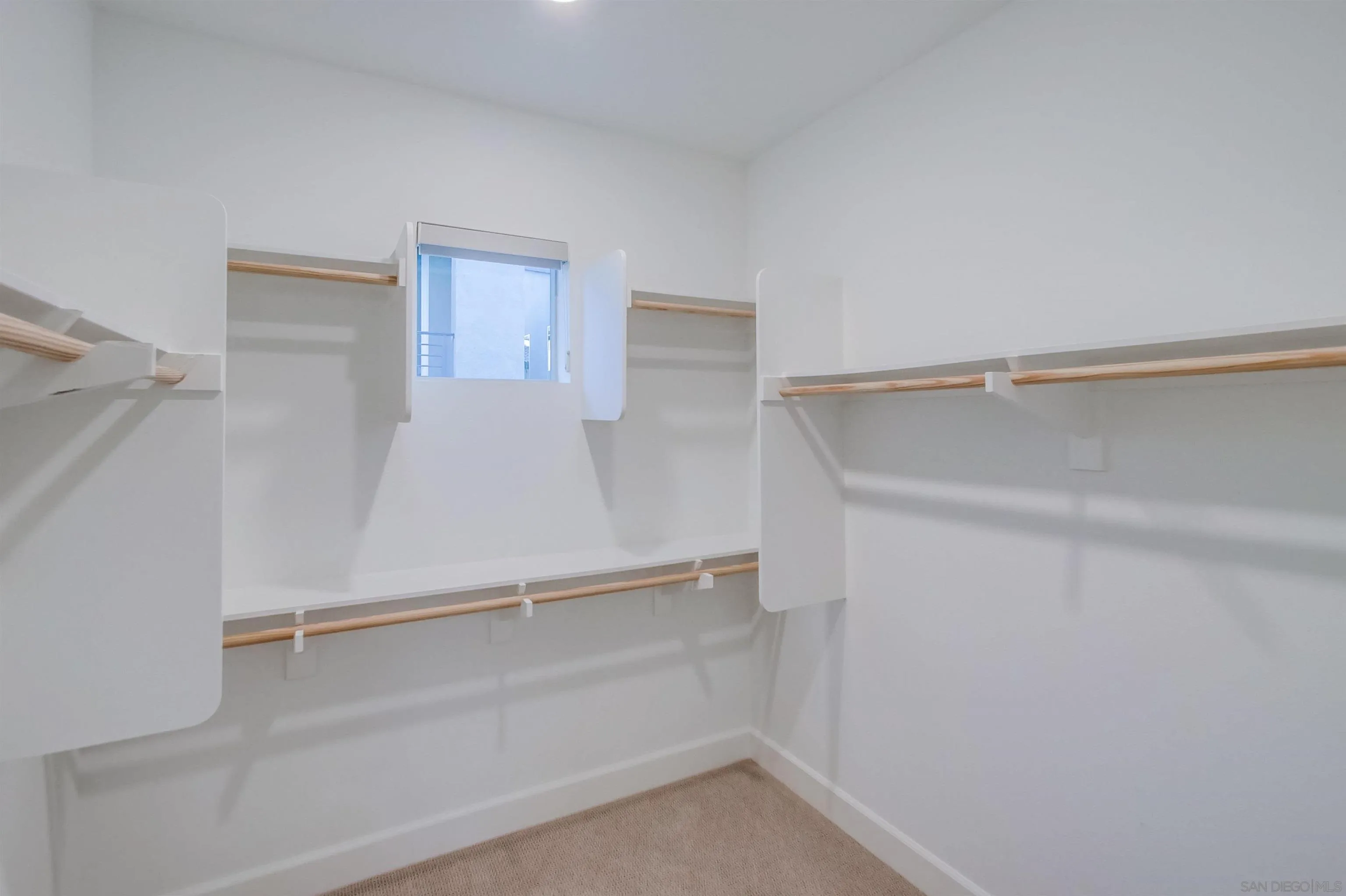 https://cdn.realtyfeed.com/cdn/127/260015026/685b0bf2e1cf3e87e992831c702bb877.webp