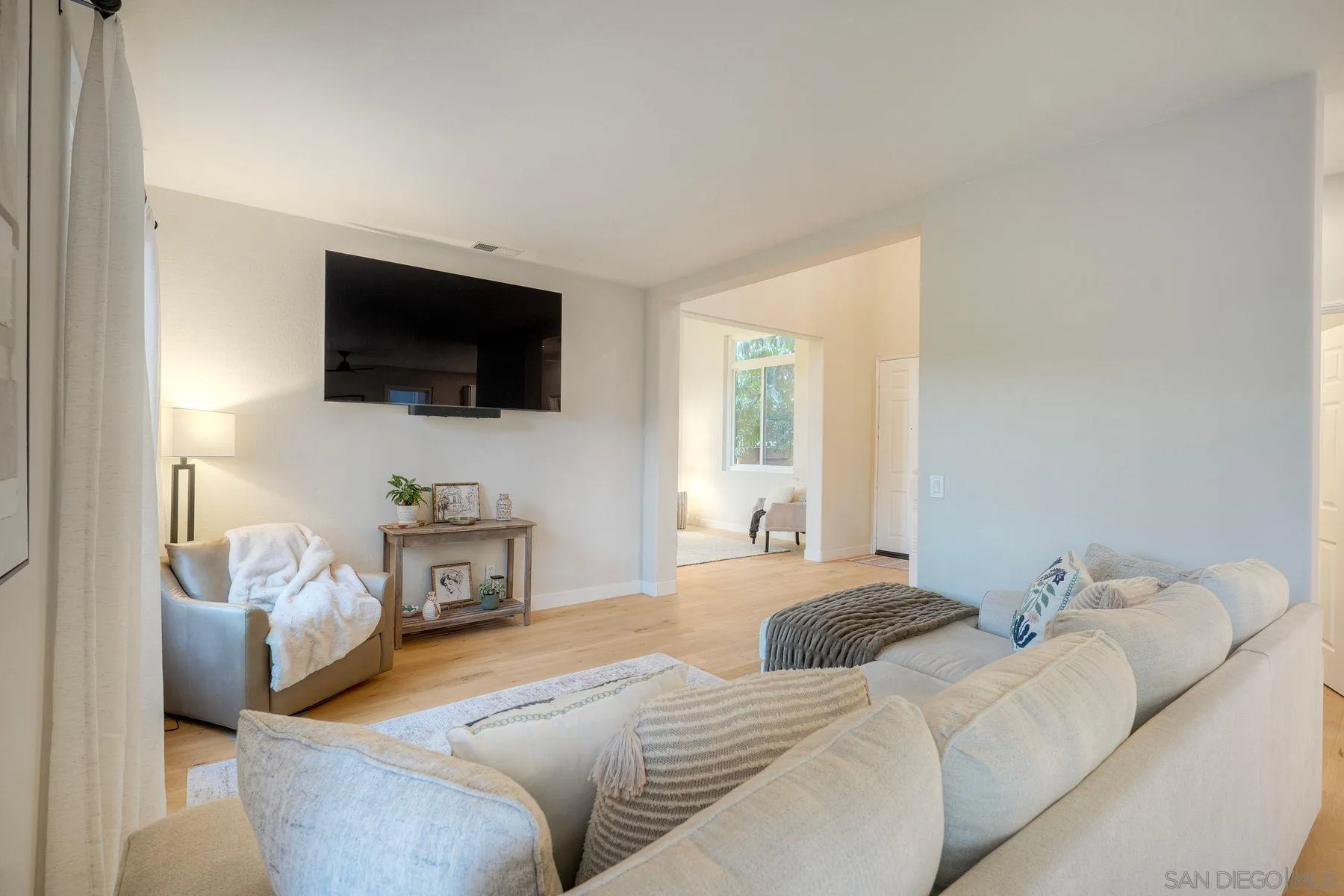 https://cdn.realtyfeed.com/cdn/127/260015032/5ba24707a22cee077d8af6e65a6128c3.webp