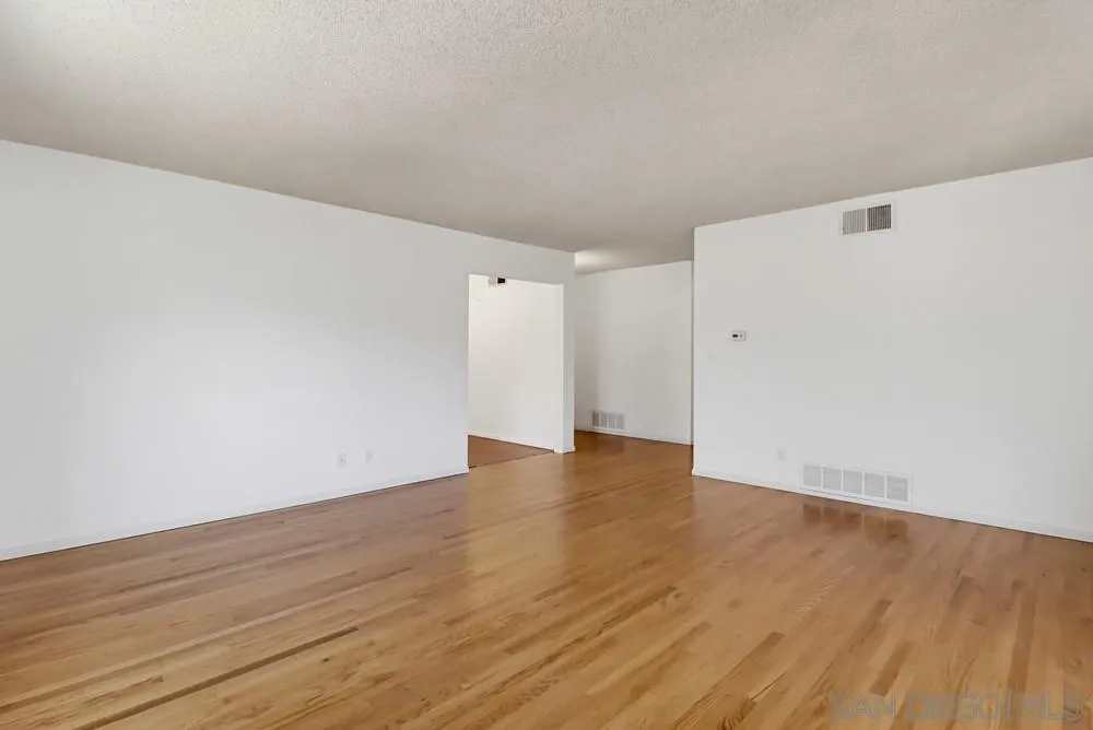 https://cdn.realtyfeed.com/cdn/127/260015035/93b70fffa300f01738eeb7cf93092d73.webp
