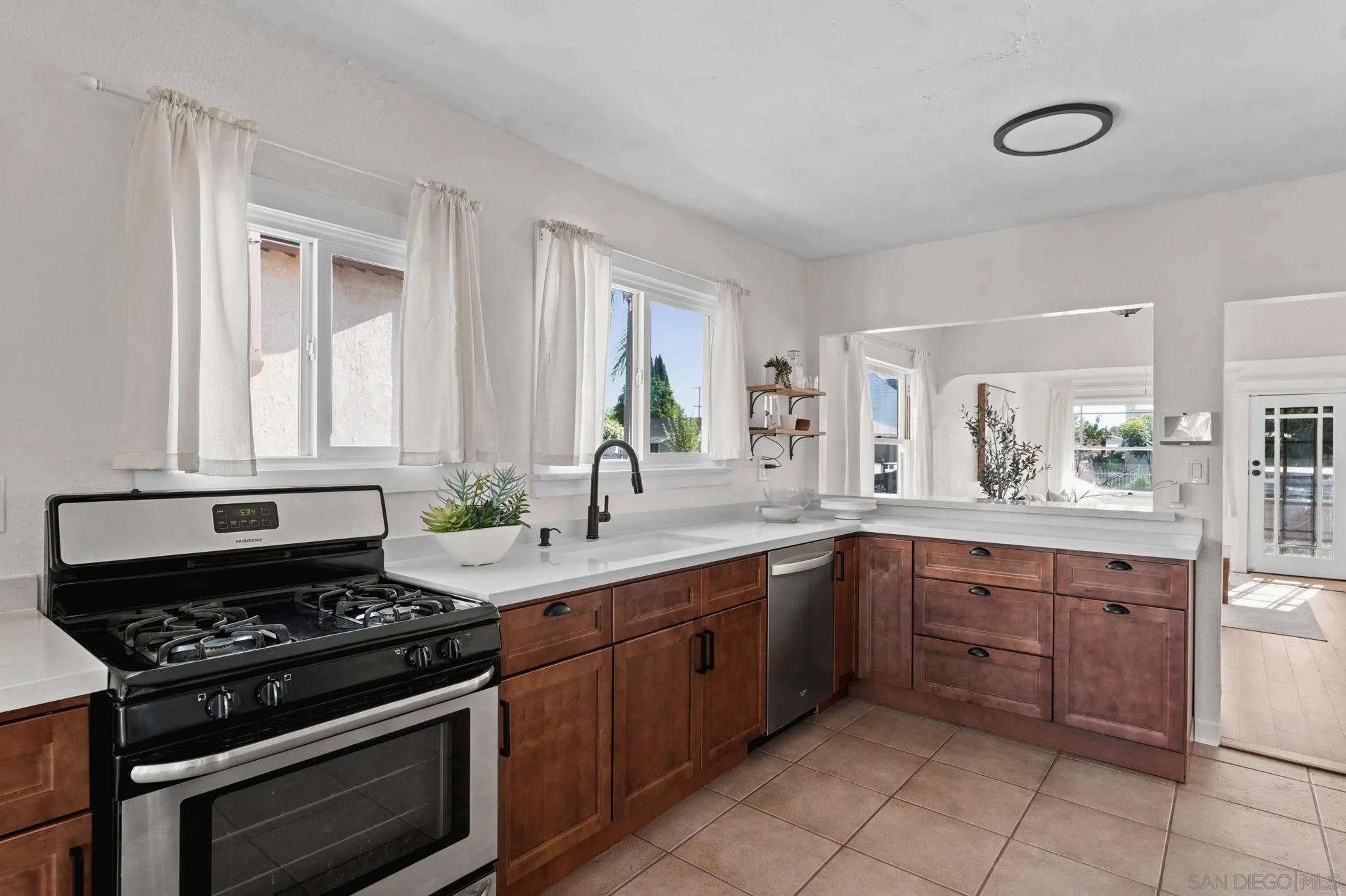 https://cdn.realtyfeed.com/cdn/127/260015037/31a86ee2fc59372628d4c07a1855cff1.webp