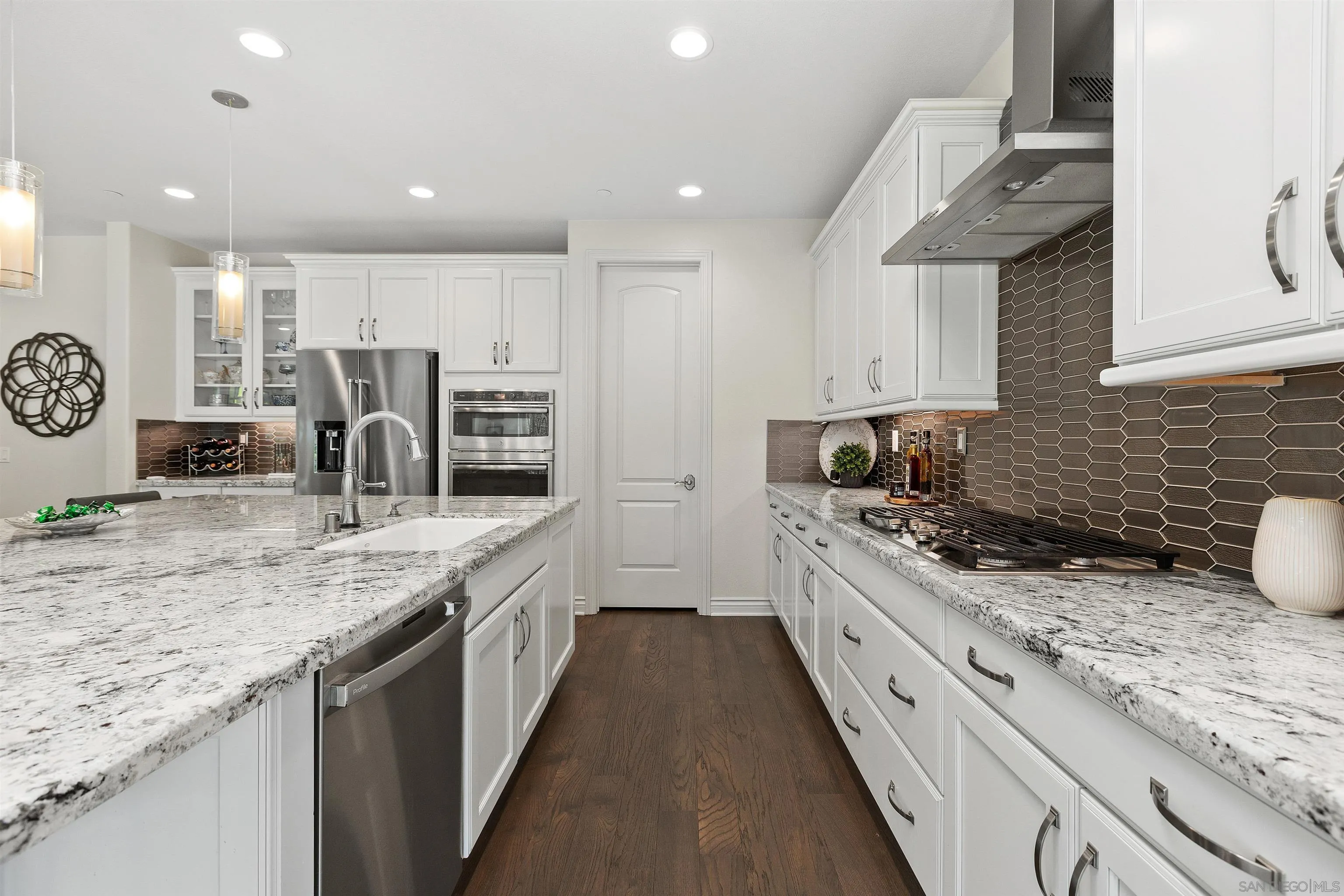 https://cdn.realtyfeed.com/cdn/127/260015042/1b6735c92def296d10f10eeab039d720.webp