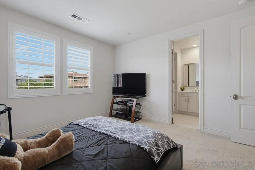 https://cdn.realtyfeed.com/cdn/127/260015042/1e4cc345cac756d6f4a160cfcd837a89.webp