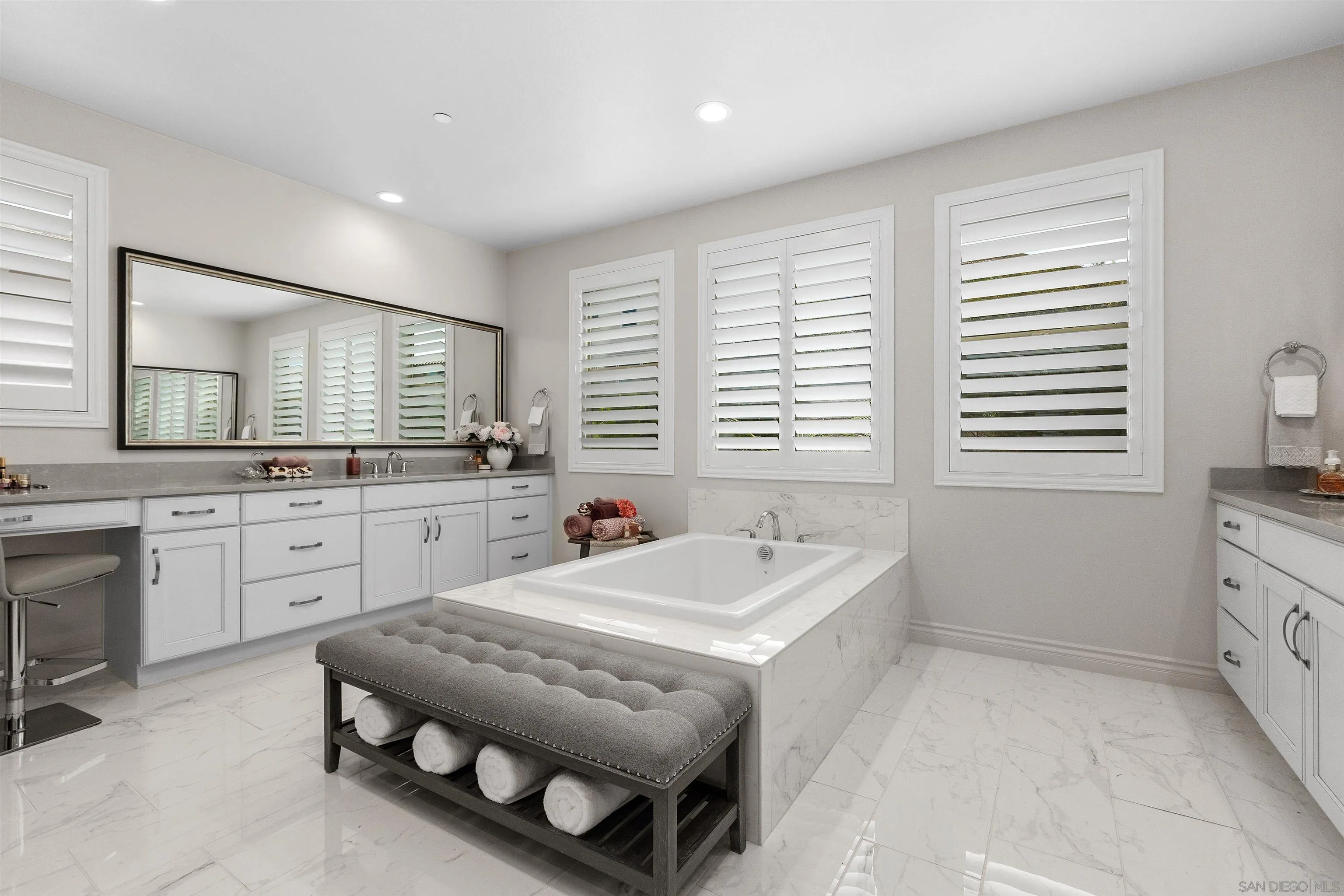 https://cdn.realtyfeed.com/cdn/127/260015042/2d843e9c31bc9f17f56f73ecc2402f20.webp