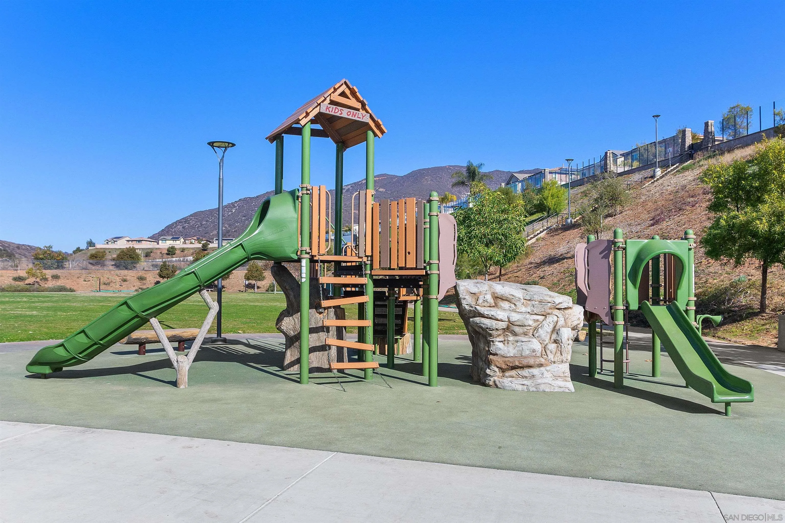 https://cdn.realtyfeed.com/cdn/127/260015042/5c6013d6cdd858efa0ec19fa25e3effd.webp