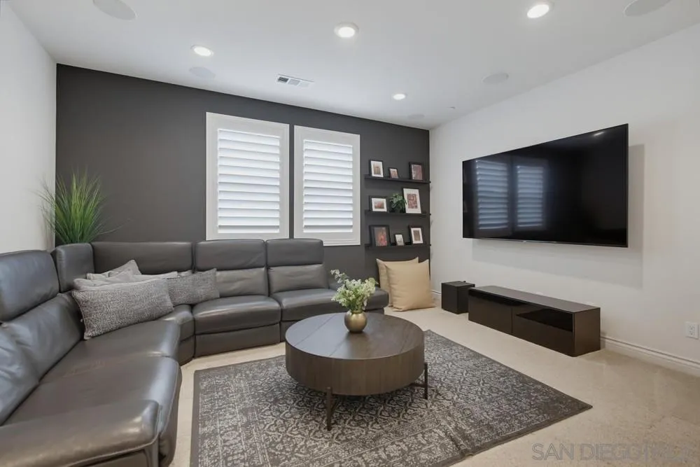 https://cdn.realtyfeed.com/cdn/127/260015042/fbdf4c2cba2f4f87f9dd4ce0b33f947d.webp