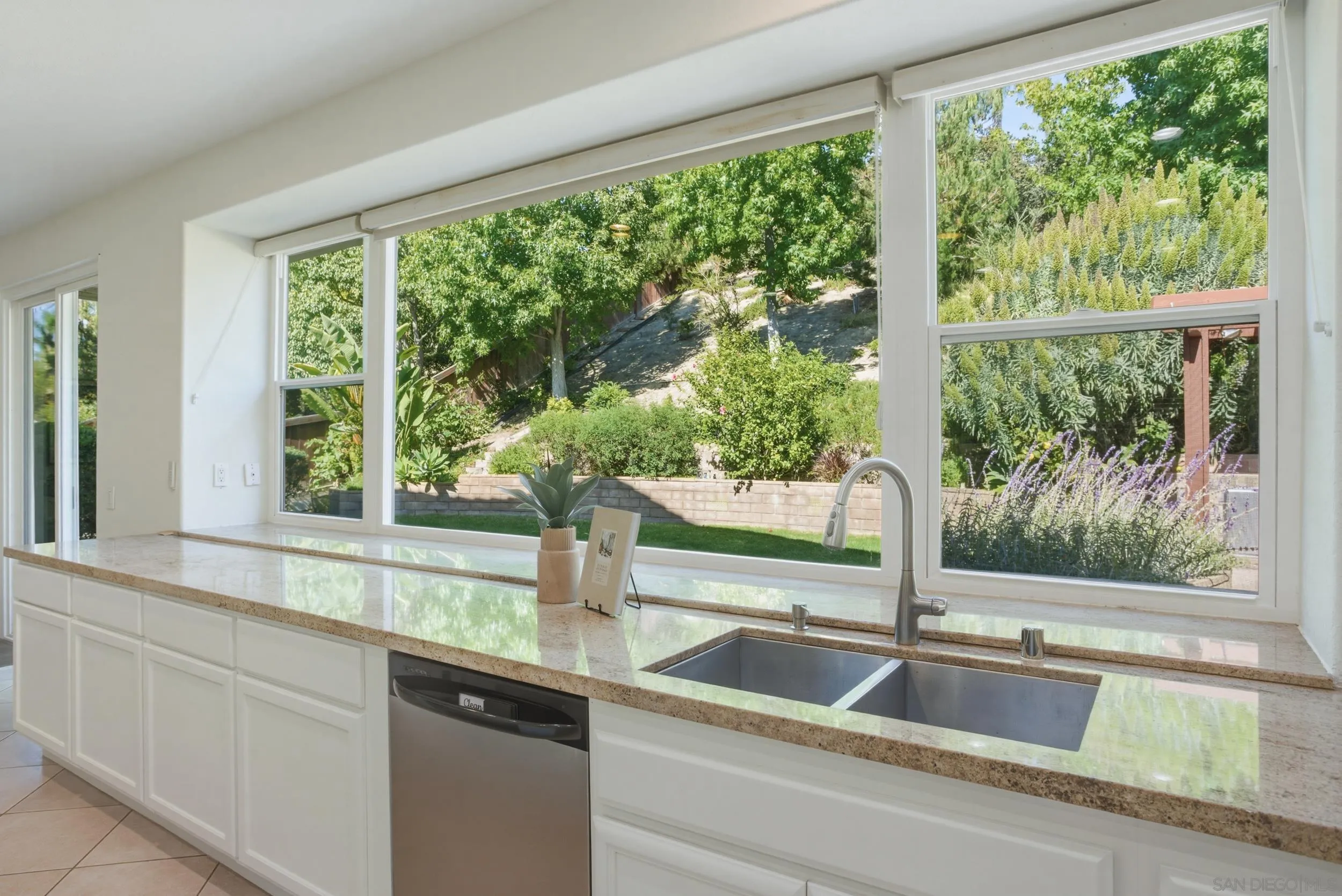 https://cdn.realtyfeed.com/cdn/127/260015047/9f7696b36bec4311747d2648469b1db1.webp