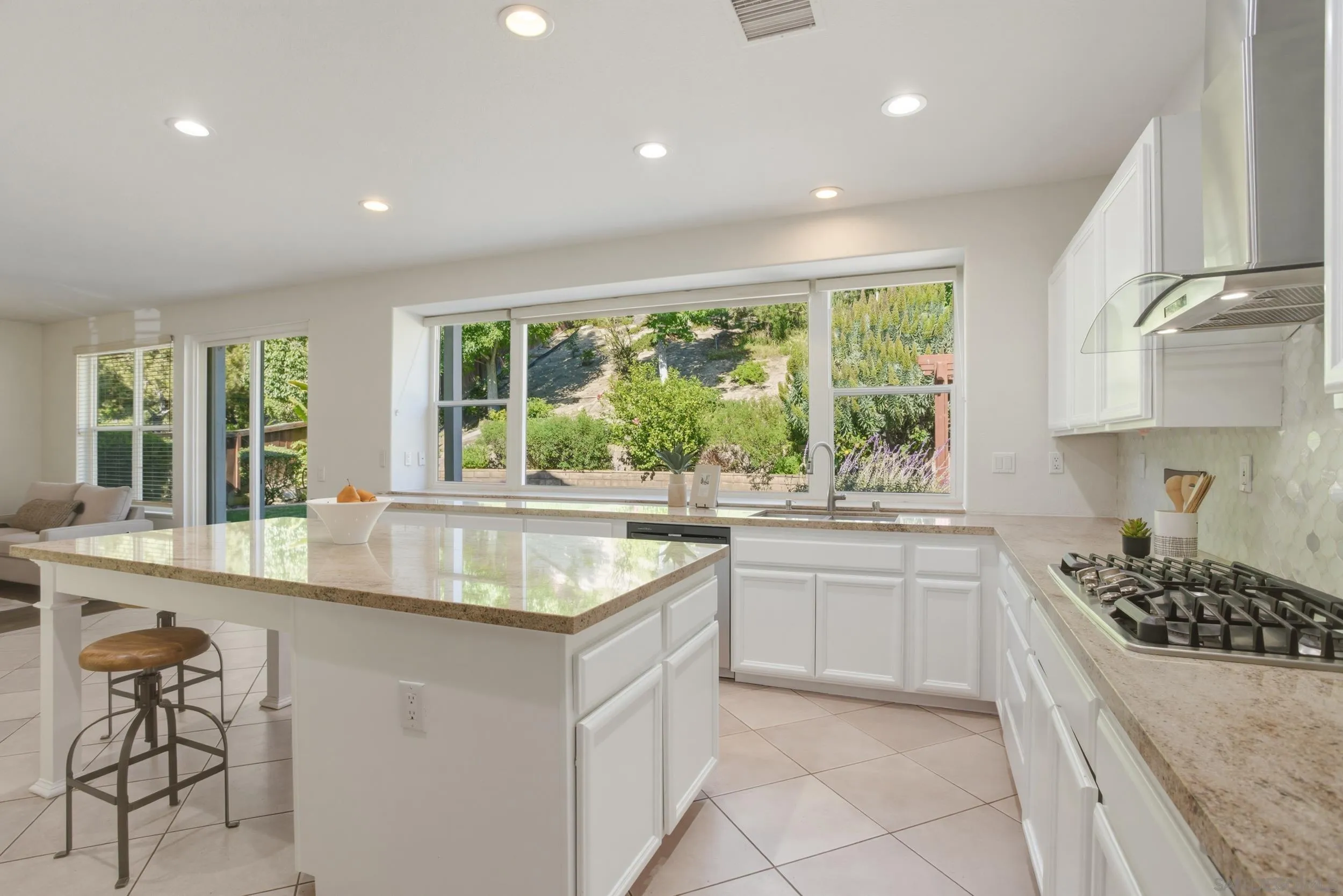 https://cdn.realtyfeed.com/cdn/127/260015047/f89b4c6b19bc80c213754fc44ad3acc5.webp