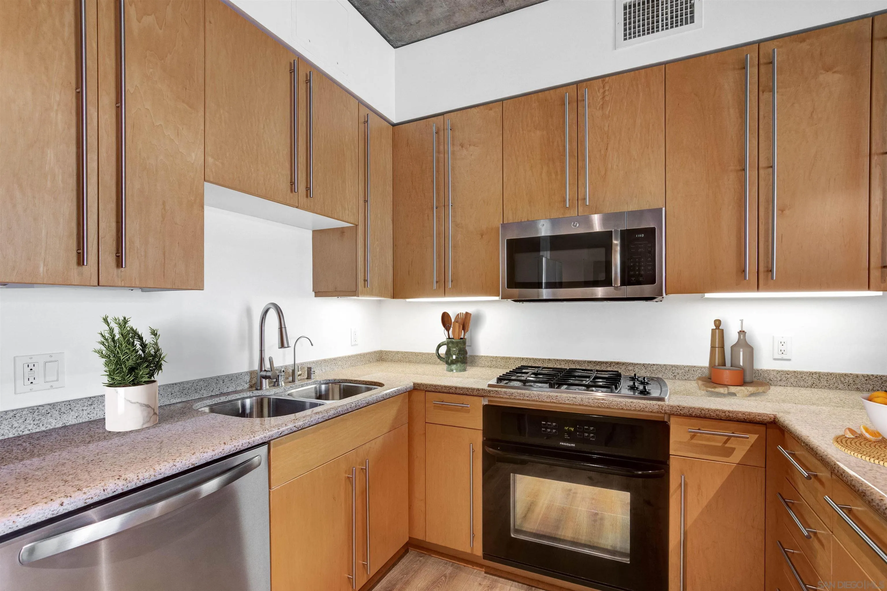Photo #3: 260015048 Listing: Photo #3