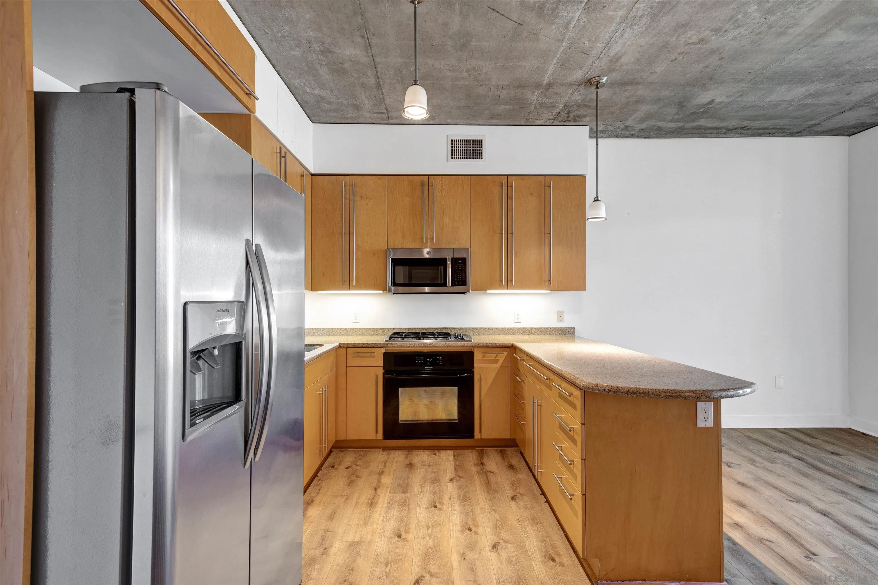 Photo #2: 260015048 Listing: Photo #2