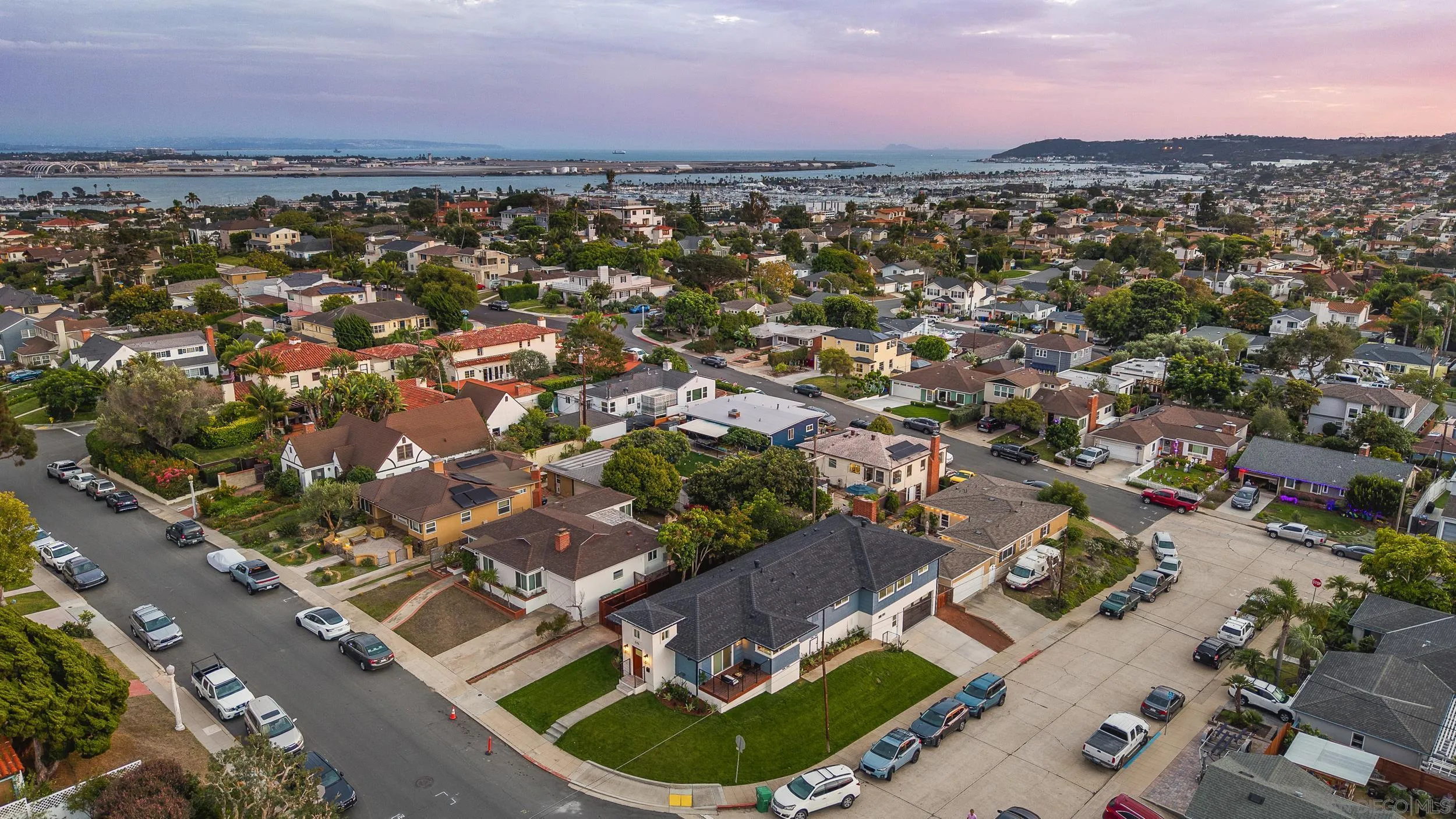 https://cdn.realtyfeed.com/cdn/127/260015061/896927f72be8482b1c8b8c7cb43db0c9.webp