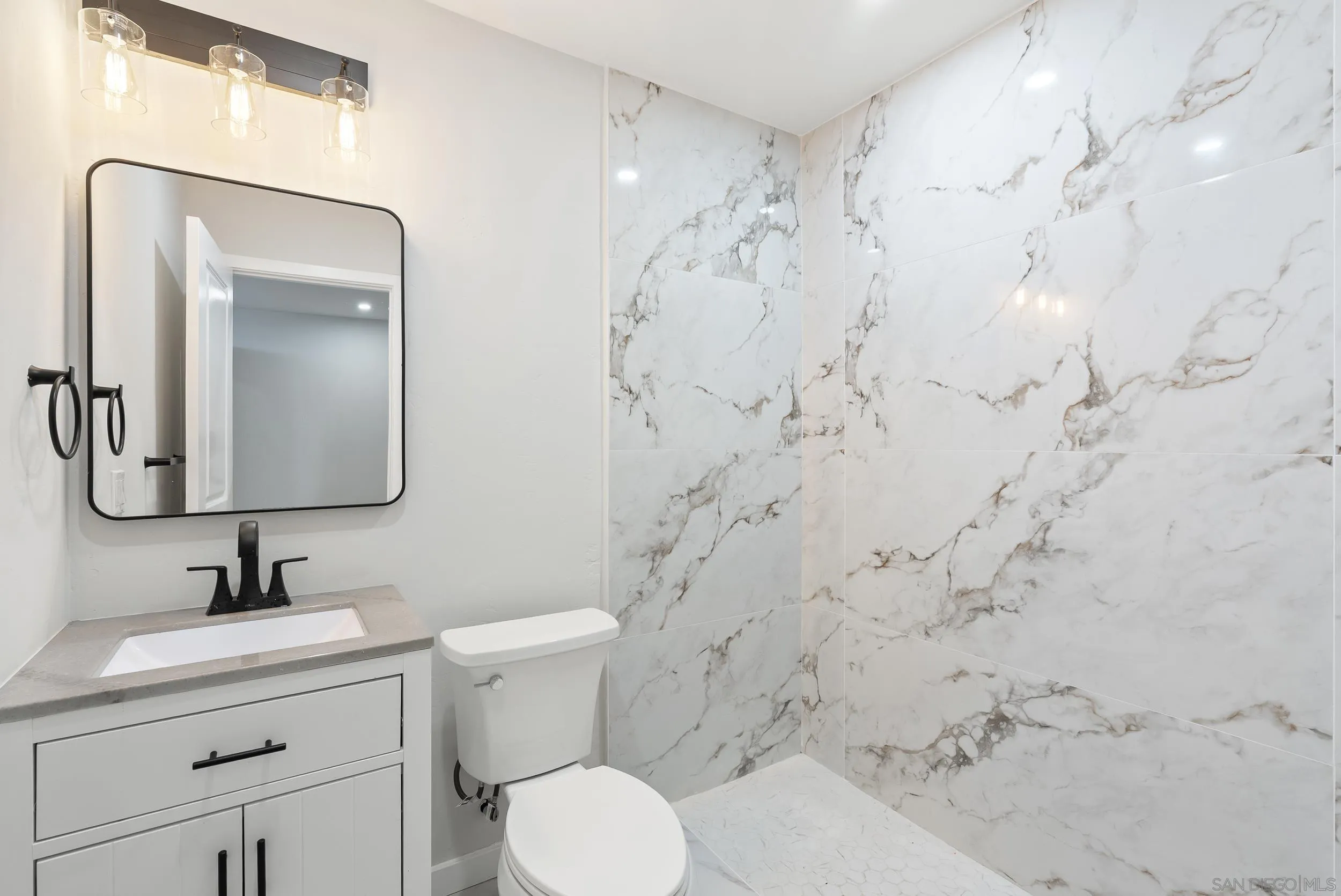 https://cdn.realtyfeed.com/cdn/127/260015061/abcb76422b6eb8416b71465c02d37b33.webp