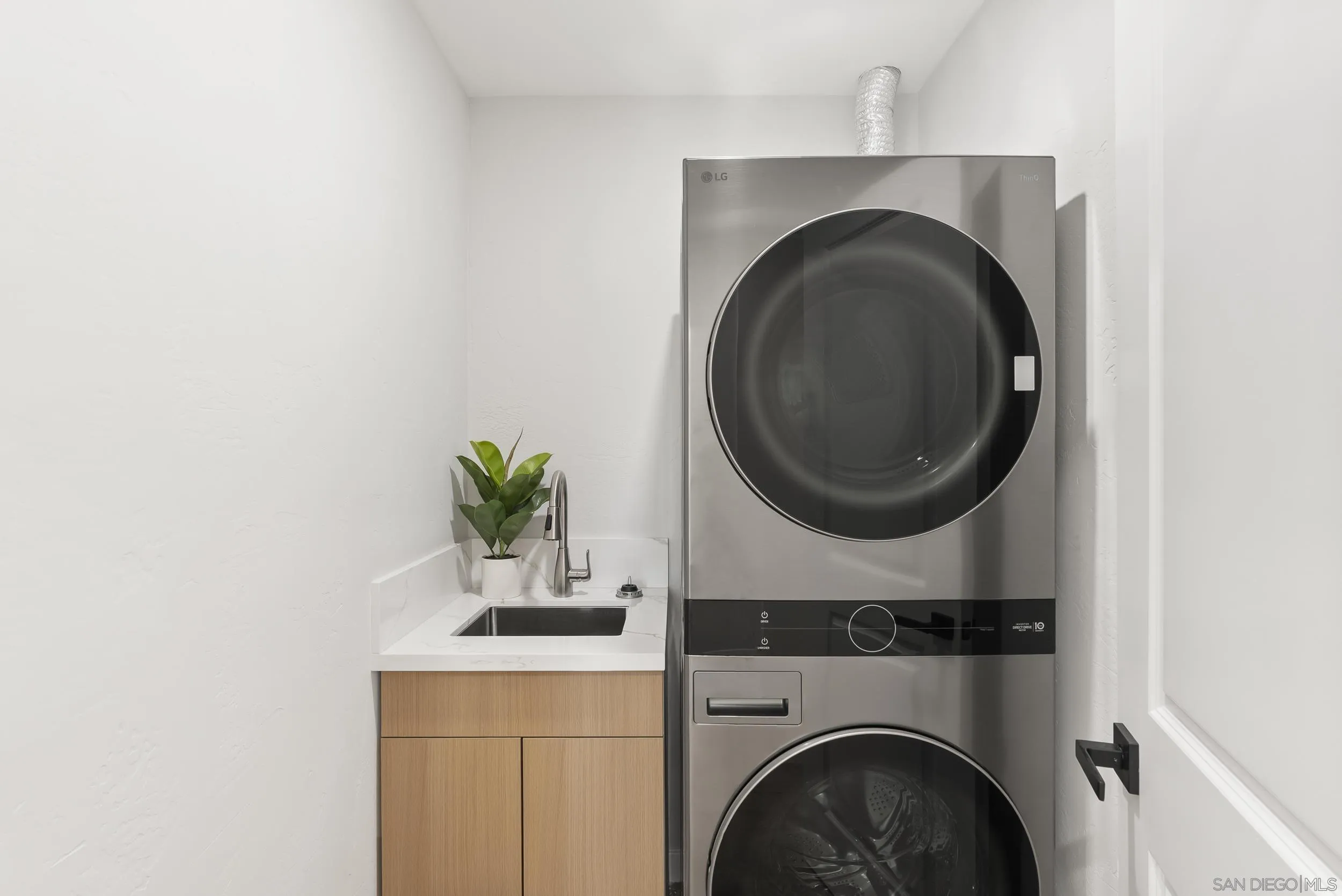 https://cdn.realtyfeed.com/cdn/127/260015061/b01732ed6fa12a19776ab230a49811c8.webp