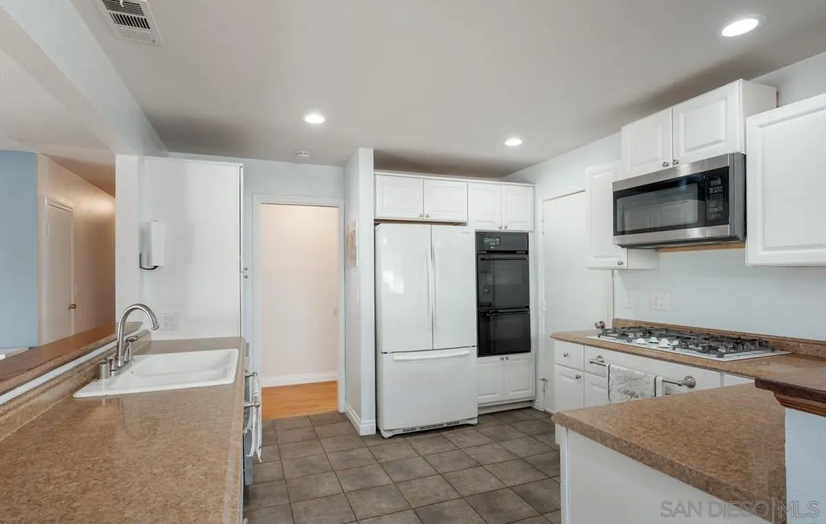 https://cdn.realtyfeed.com/cdn/127/260015063/c1338cba19c675251e6761fa84f4ab82.webp