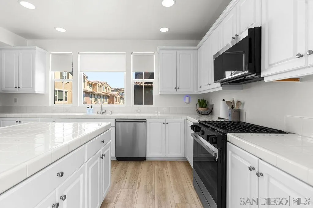 https://cdn.realtyfeed.com/cdn/127/260015064/a61aeac422e3072a6ef56cd1ade1bae0.webp