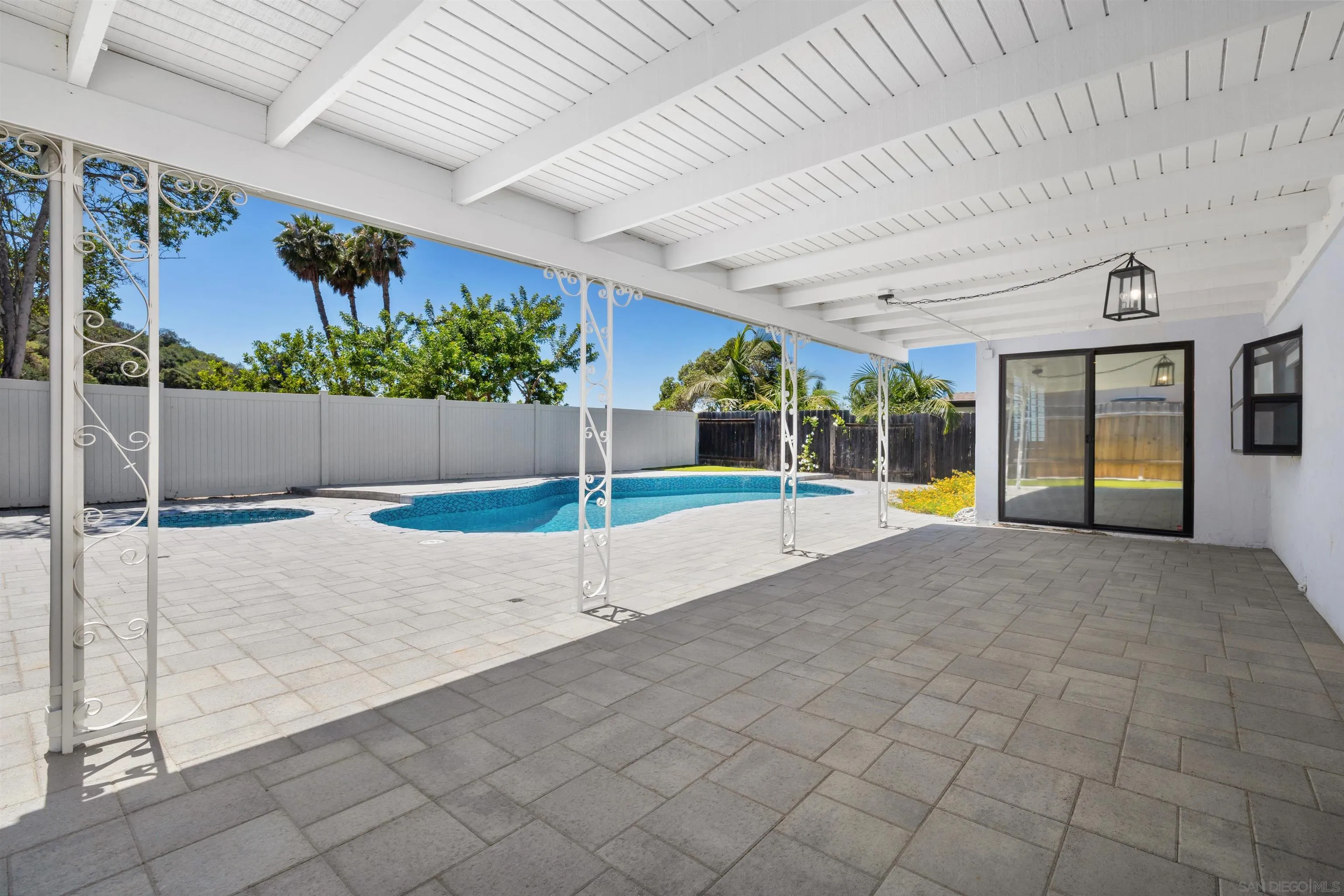 https://cdn.realtyfeed.com/cdn/127/260015067/0e64e0b47d9648717e06010936d58e34.webp