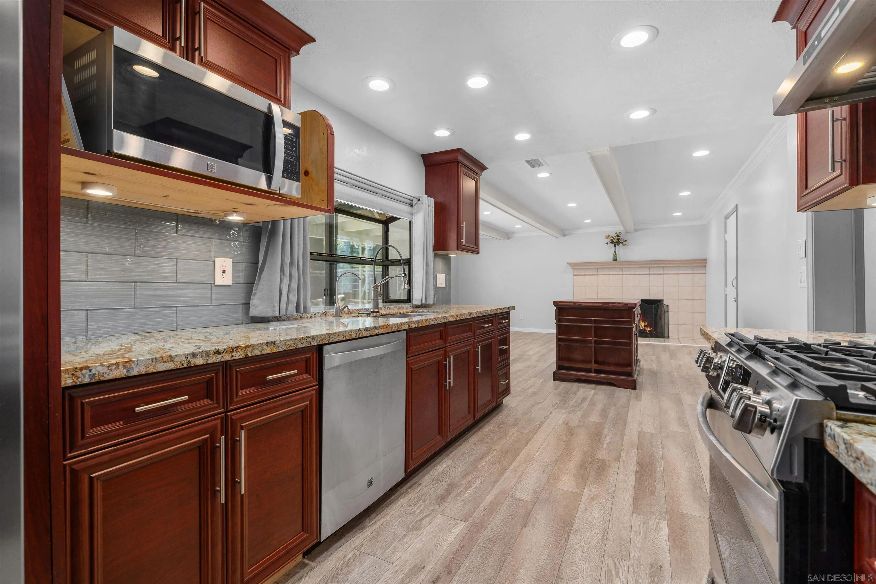 https://cdn.realtyfeed.com/cdn/127/260015067/48b56edc24936780aaff6c6fd83bb74c.webp