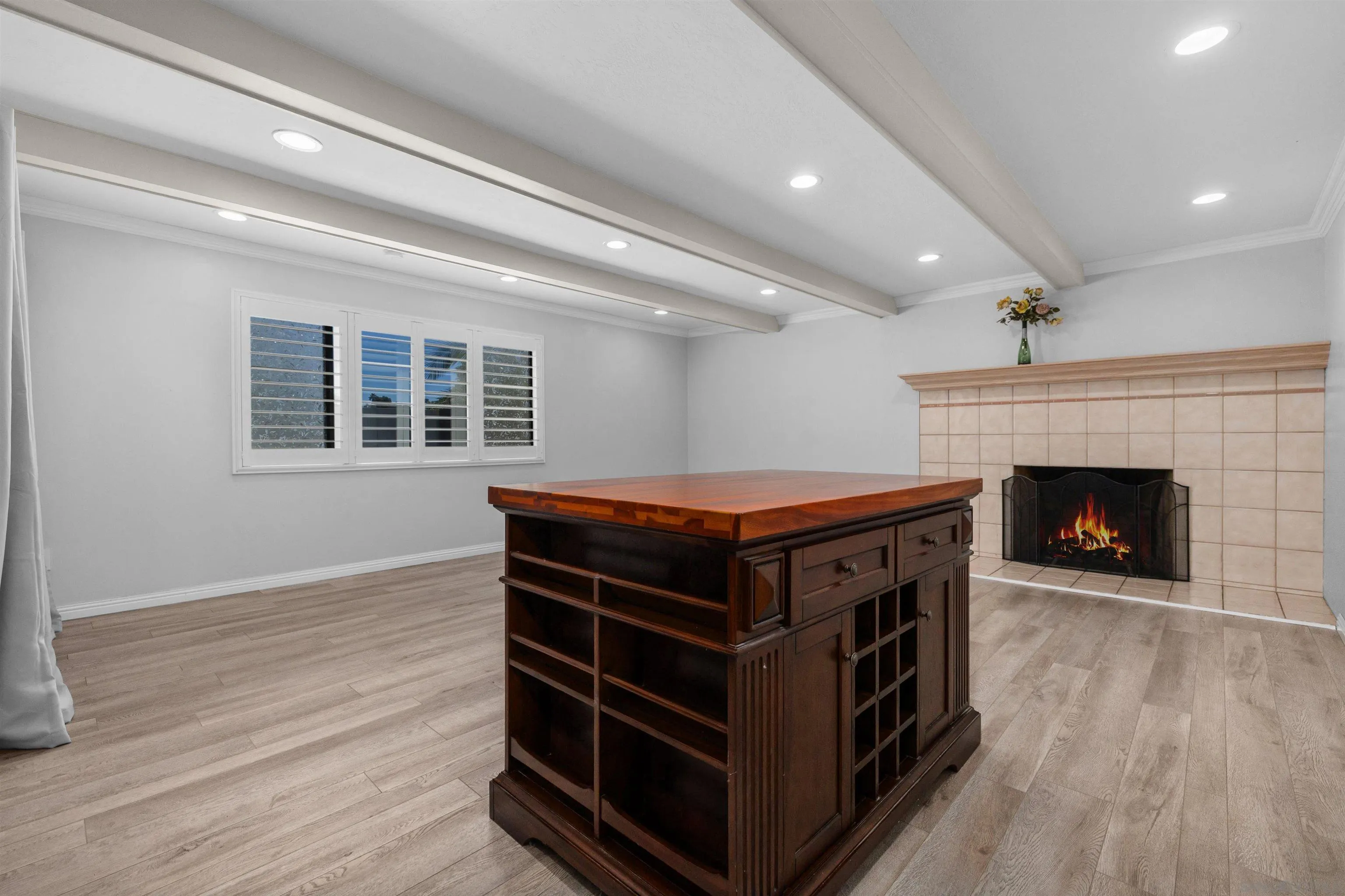 https://cdn.realtyfeed.com/cdn/127/260015067/506b1401e1bf13ff7741868897ad4762.webp