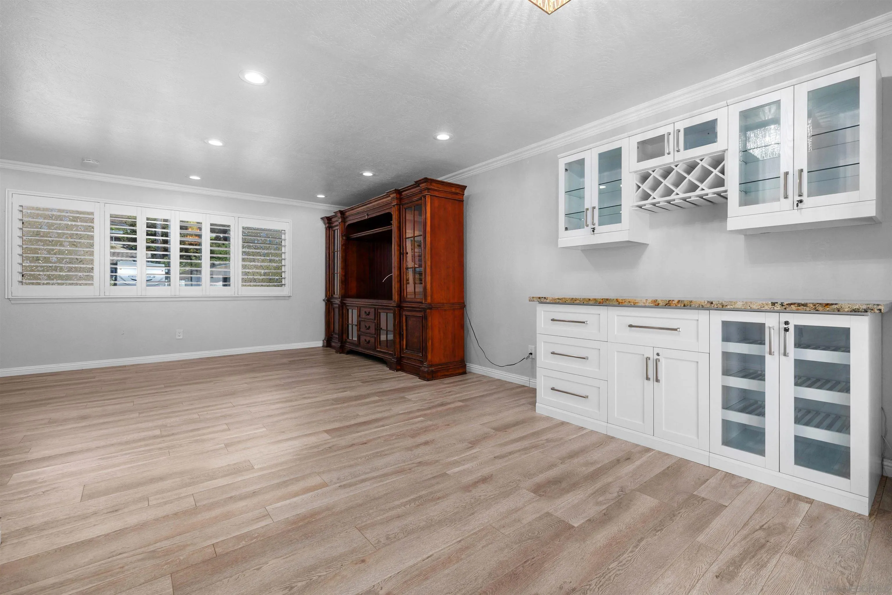 https://cdn.realtyfeed.com/cdn/127/260015067/d052284870a75aebd00e0445faeeb0bb.webp