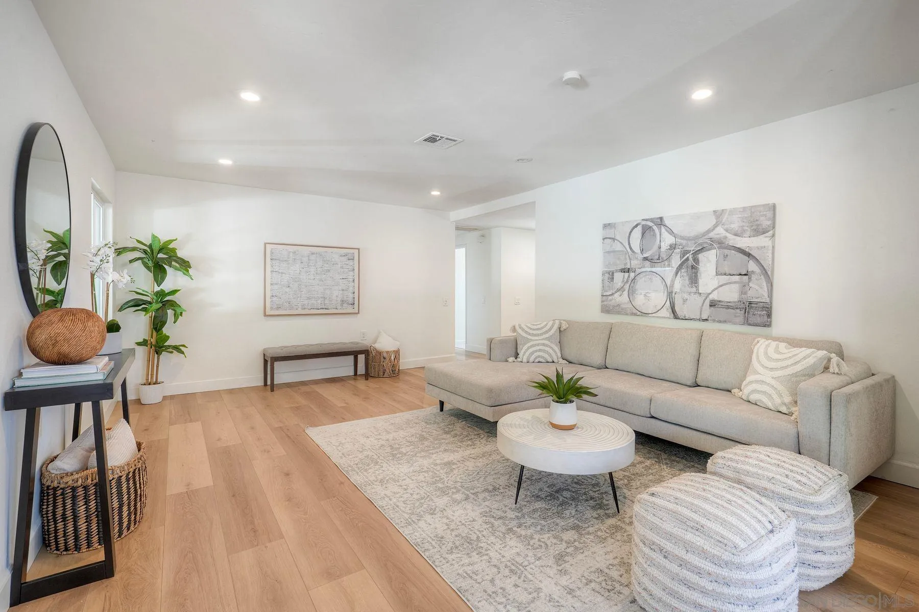 https://cdn.realtyfeed.com/cdn/127/260015068/de4c86c467bc61bfe7938506614312a9.webp