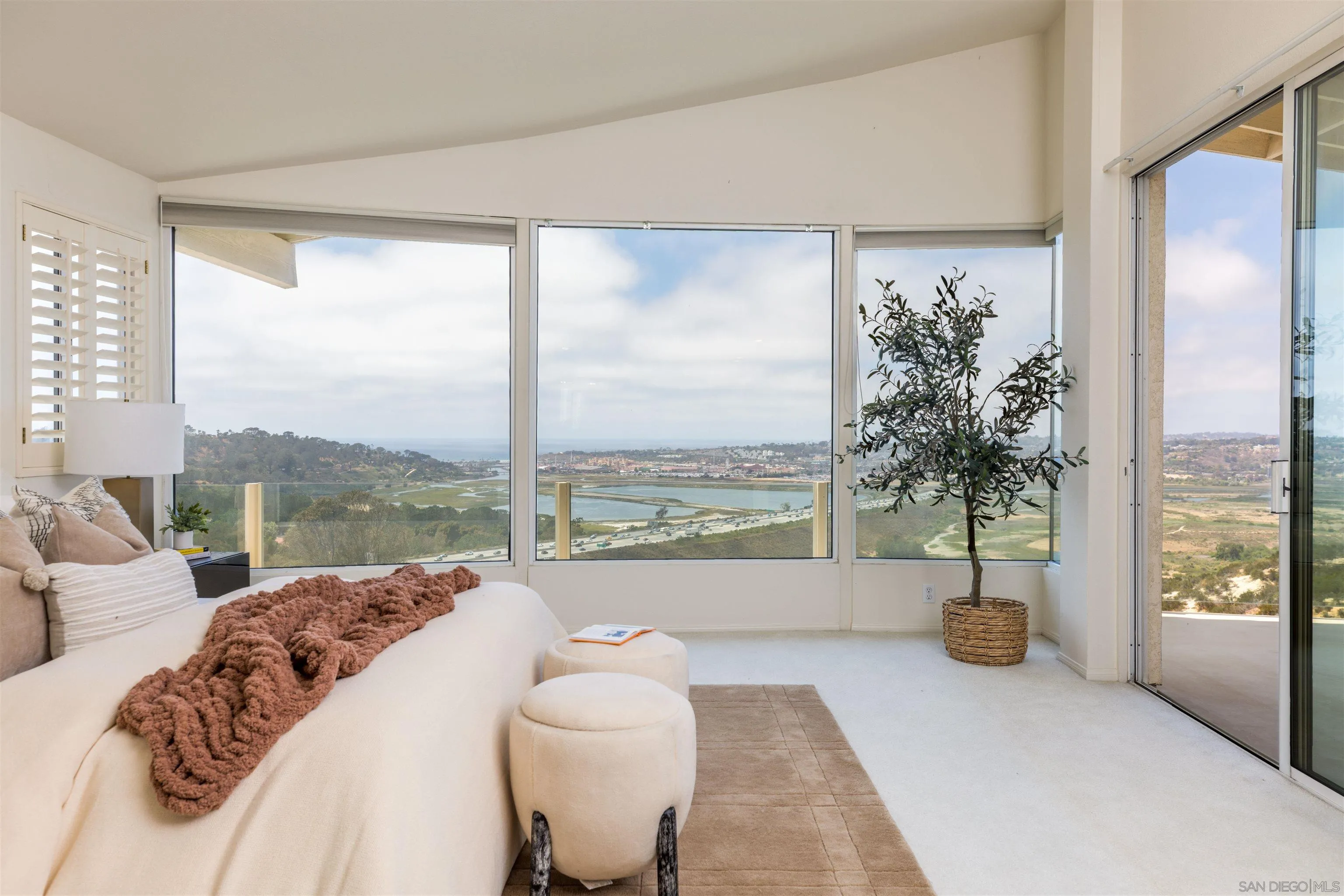 https://cdn.realtyfeed.com/cdn/127/260015103/714b5d23b2eba4c86f90e6c0d42fbe42.webp