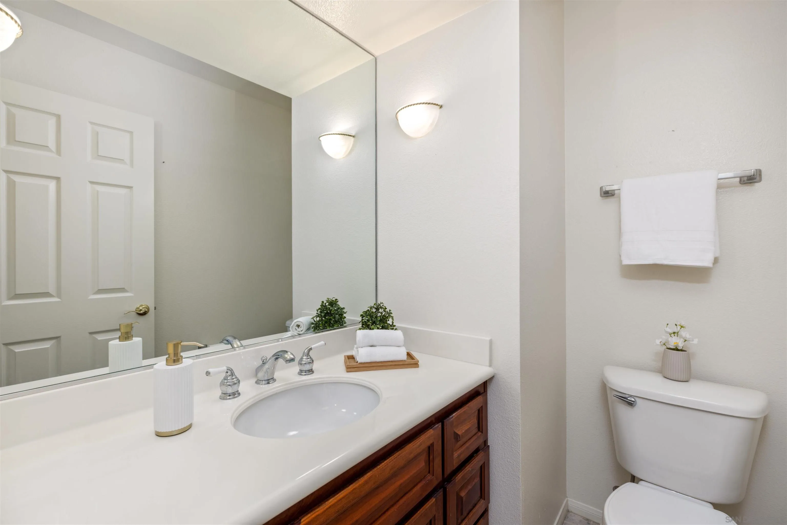 https://cdn.realtyfeed.com/cdn/127/260015103/aba7a3da834db407257d15d59e93b857.webp