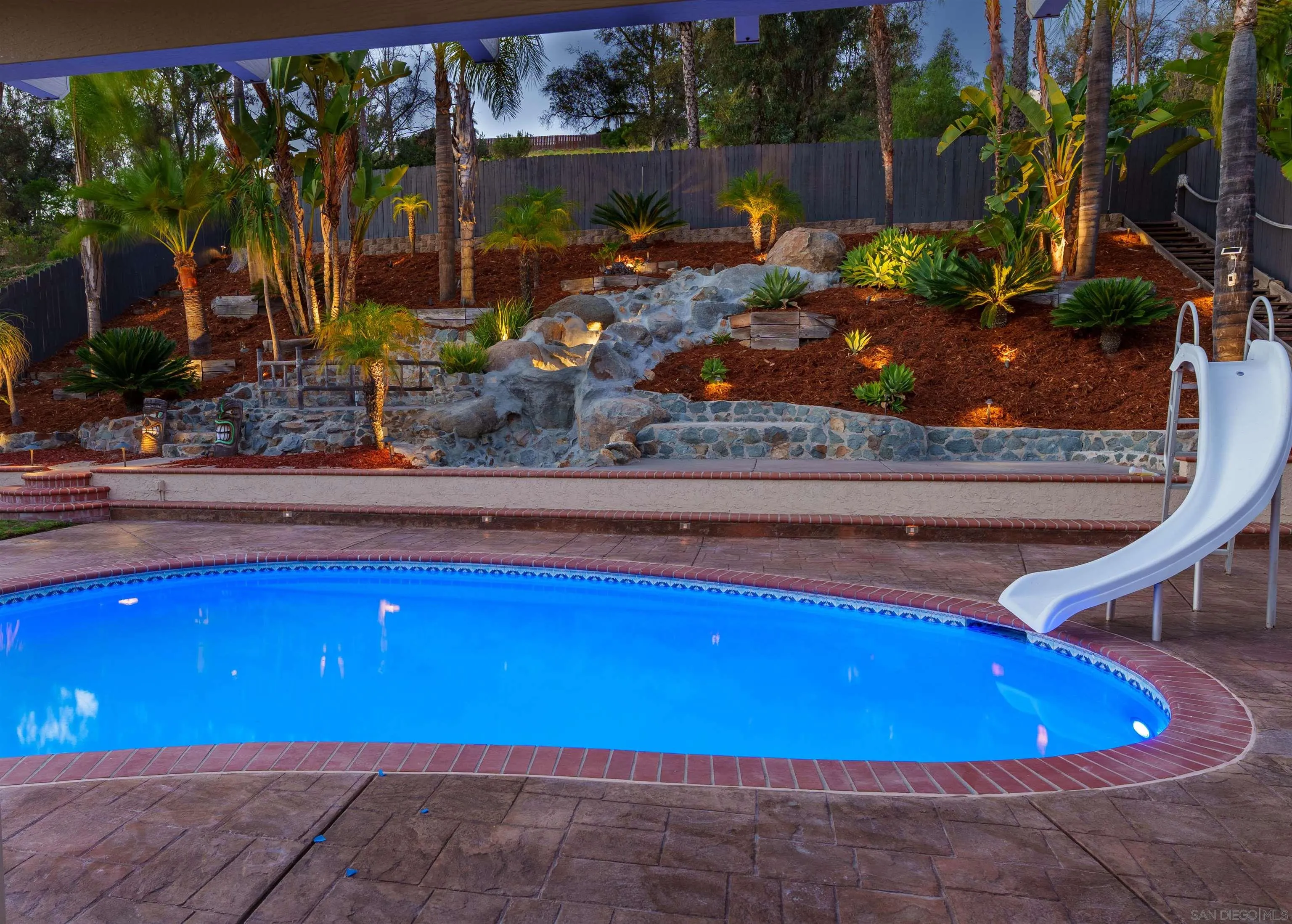 https://cdn.realtyfeed.com/cdn/127/260015109/1dfa556830e607b66762a4c01c5c351b.webp