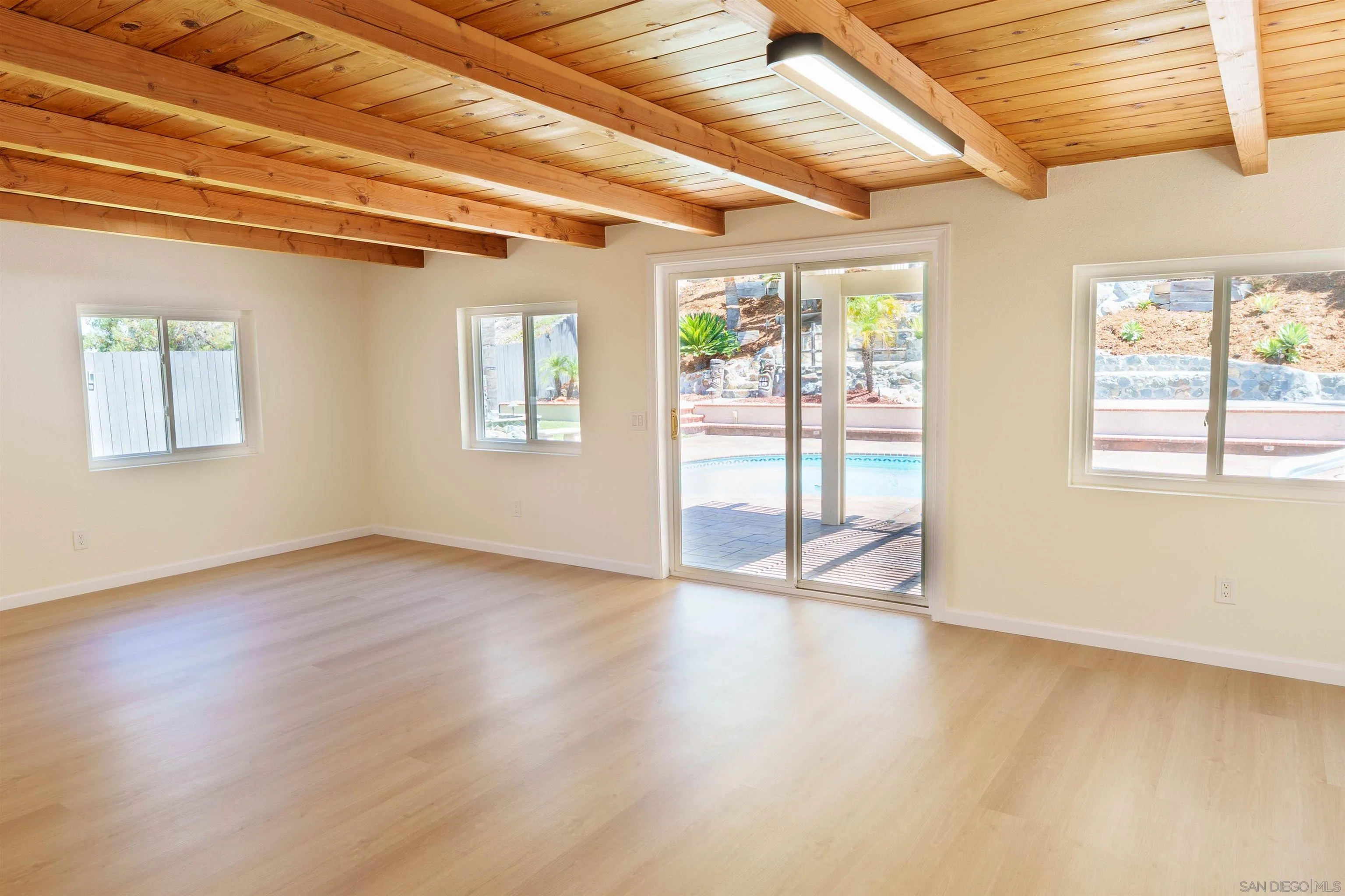 https://cdn.realtyfeed.com/cdn/127/260015109/ae9868e4cc6432013cda108cd88e0696.webp