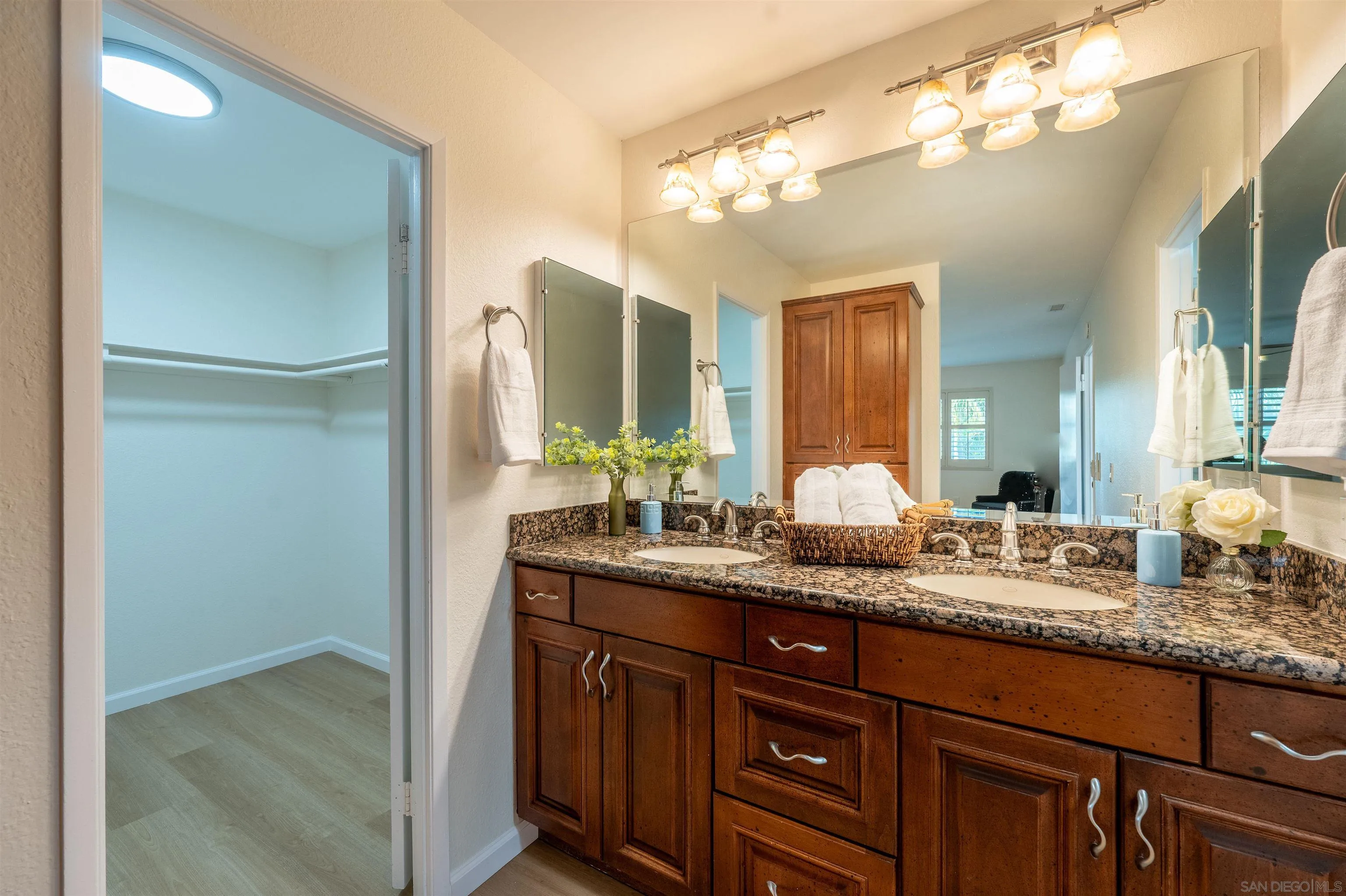 https://cdn.realtyfeed.com/cdn/127/260015109/bbec1f05088244c470955d639dc70ee6.webp