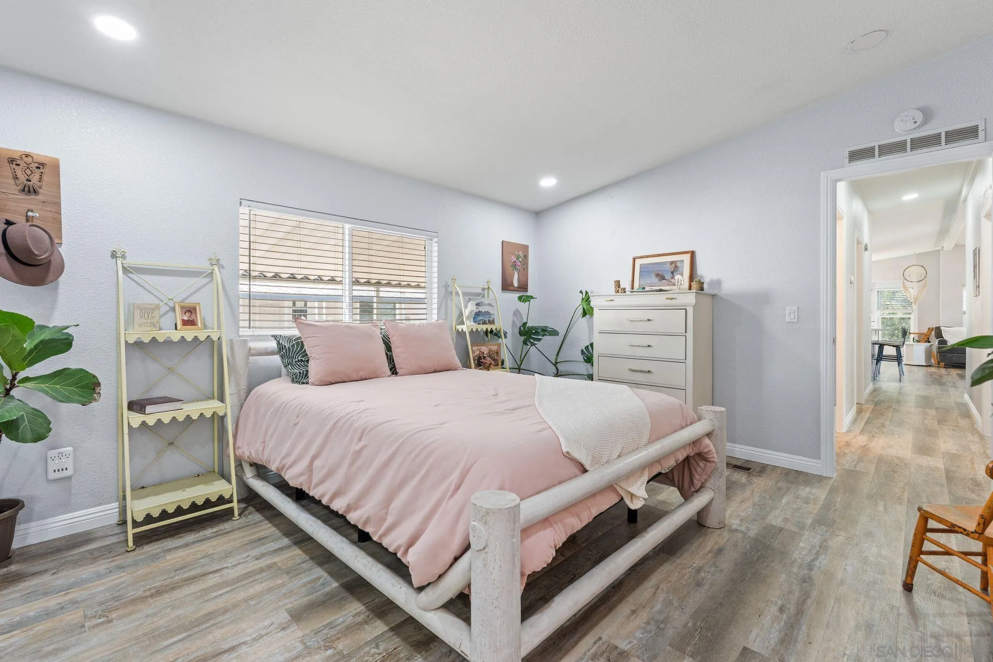 https://cdn.realtyfeed.com/cdn/127/260015113/a67bcaf1bd26ba10547aa7b07a6222d0.webp